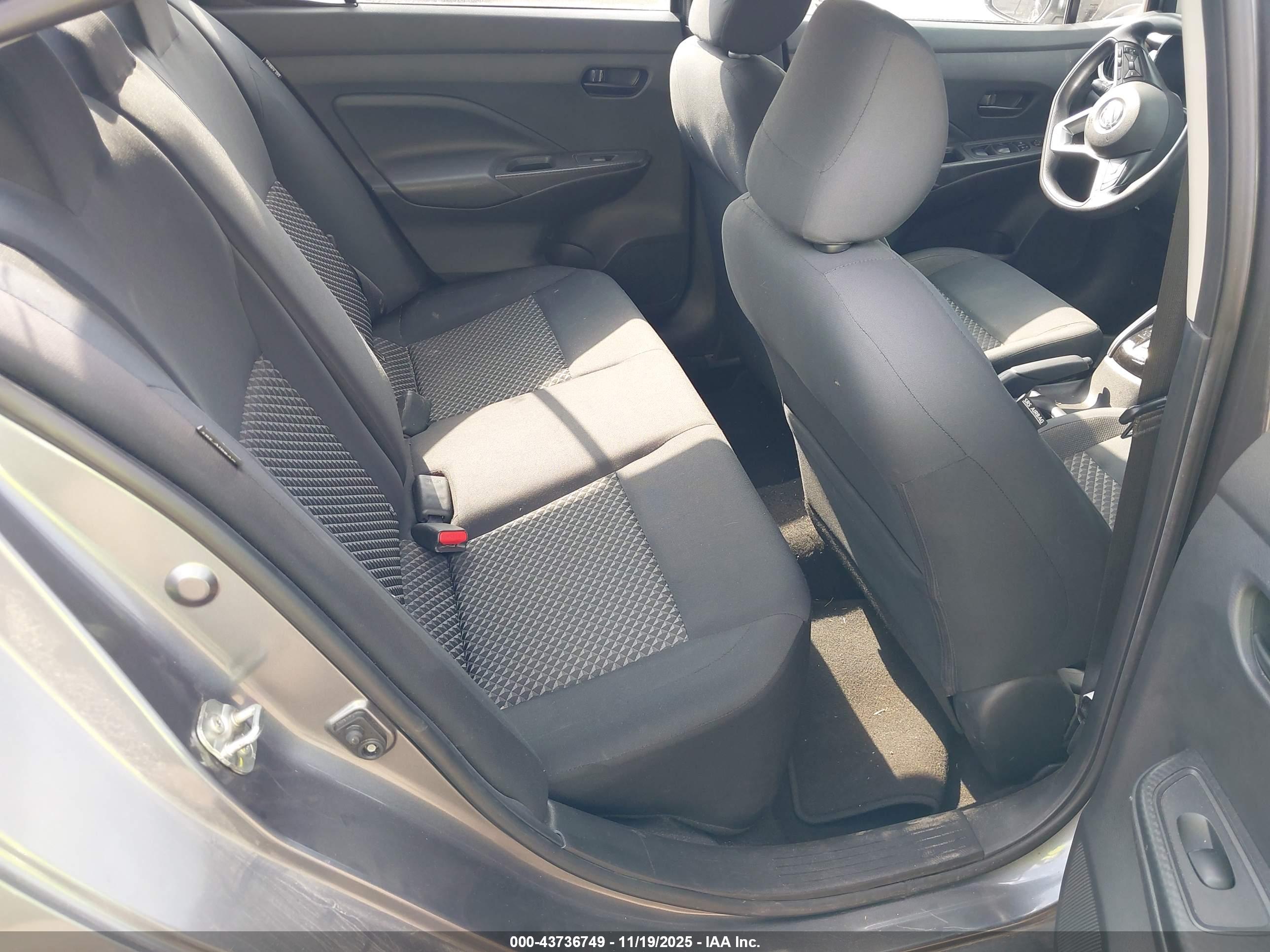 NISSAN VERSA image 8