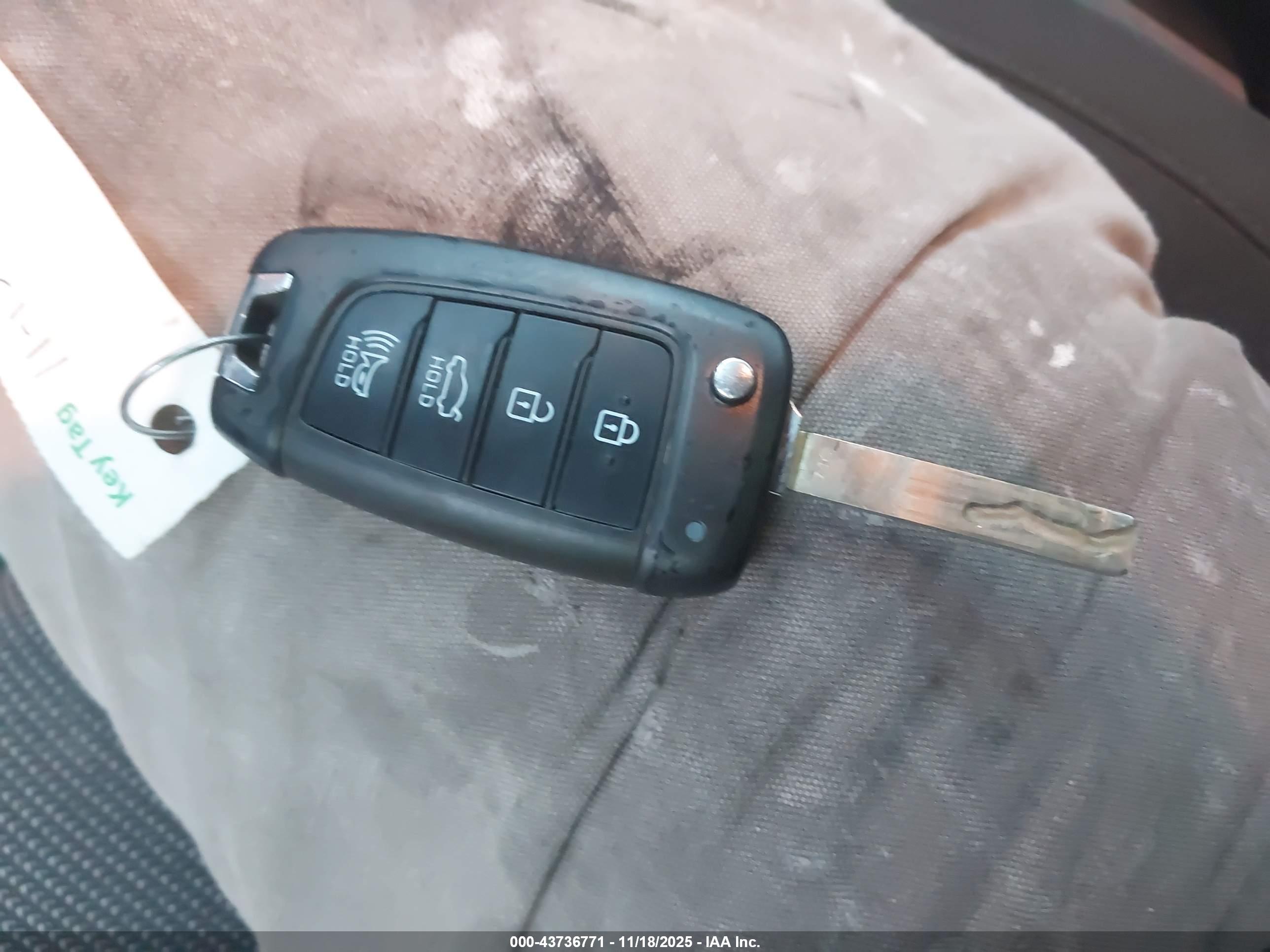 HYUNDAI ACCENT image 11