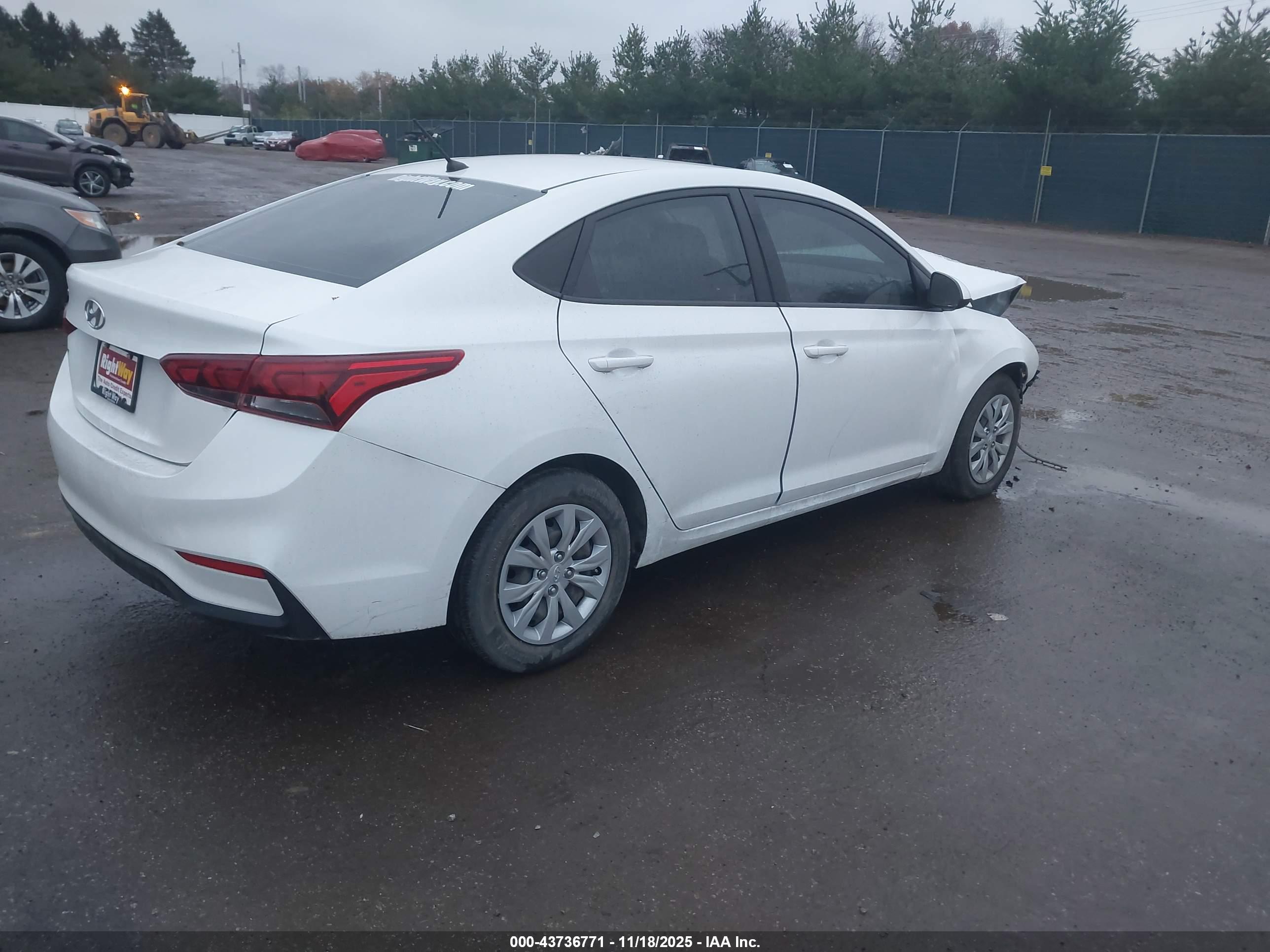 HYUNDAI ACCENT image 4