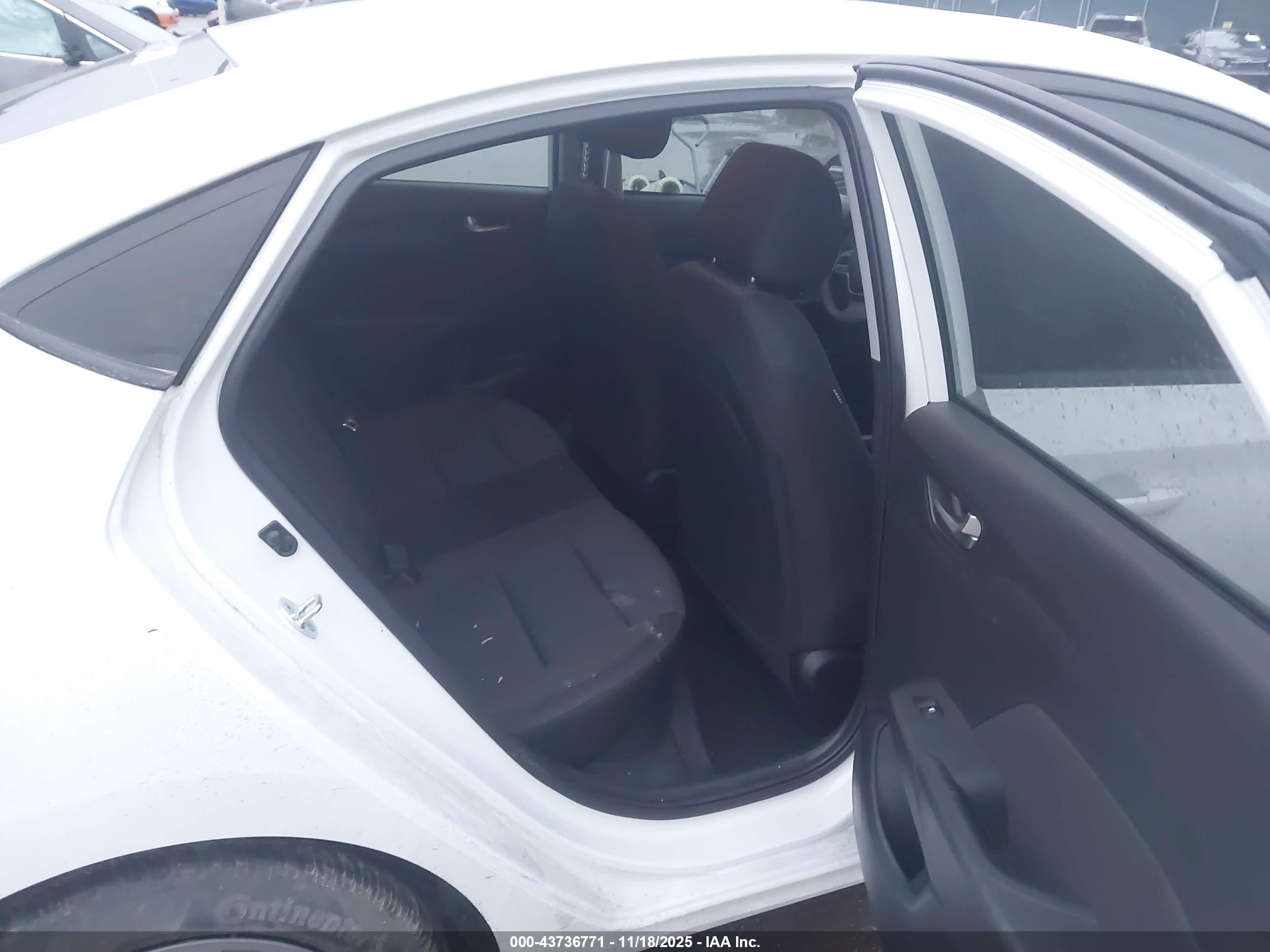 HYUNDAI ACCENT image 8