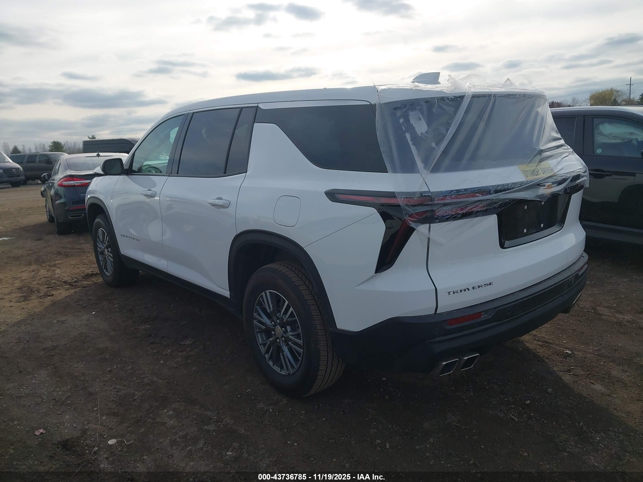 CHEVROLET TRAVERSE image 3