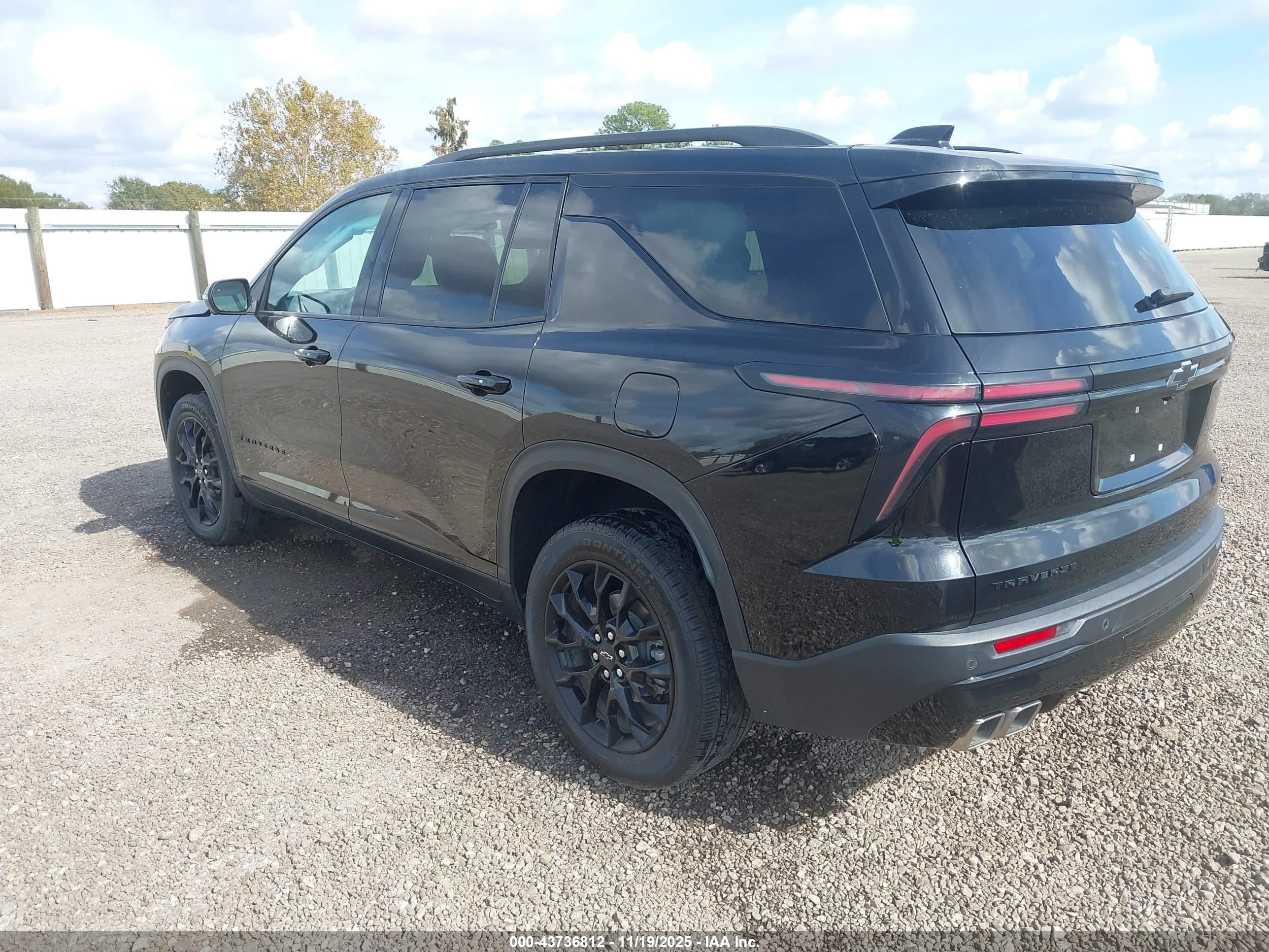 CHEVROLET TRAVERSE image 3