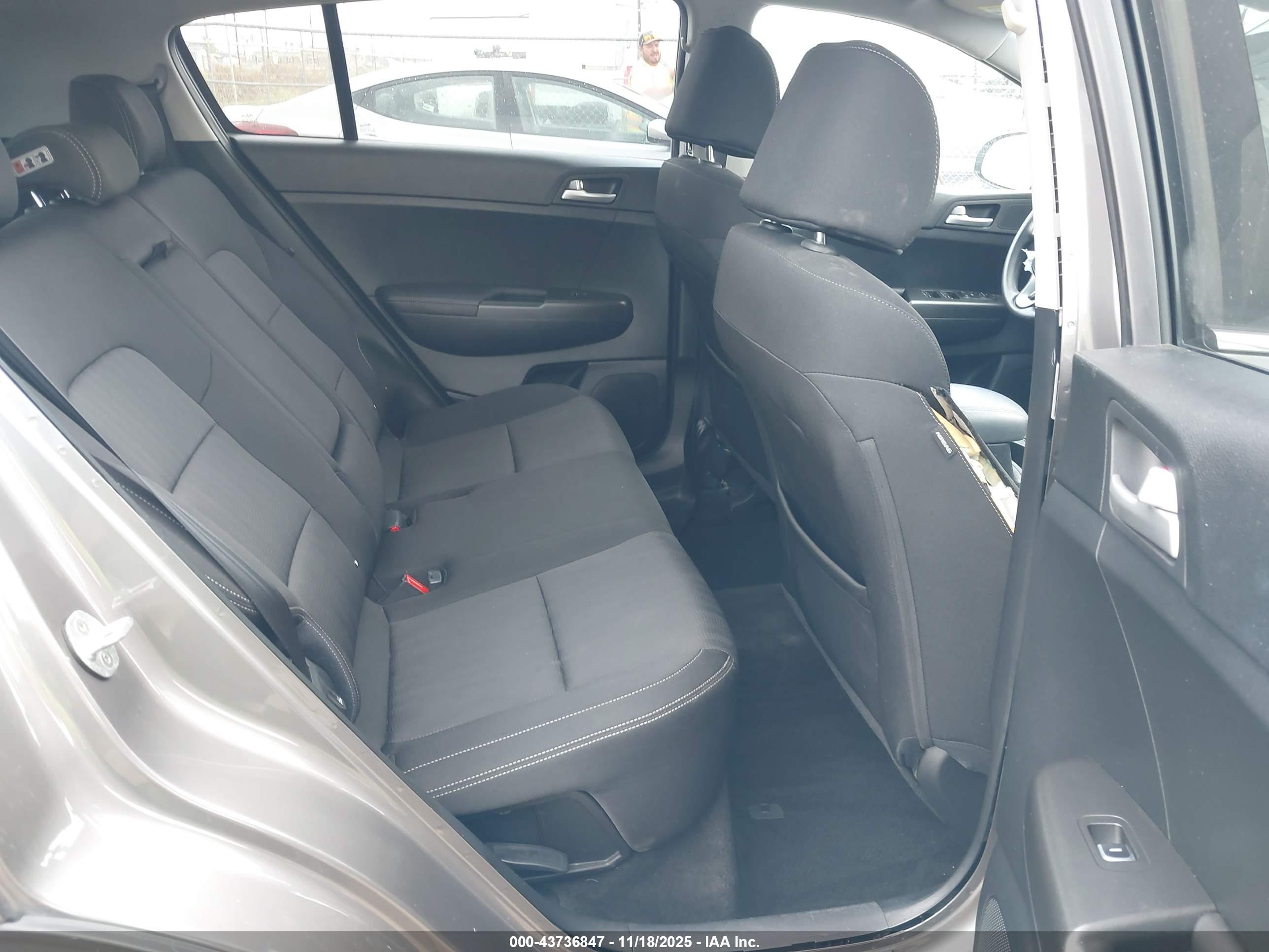 KIA SPORTAGE image 8