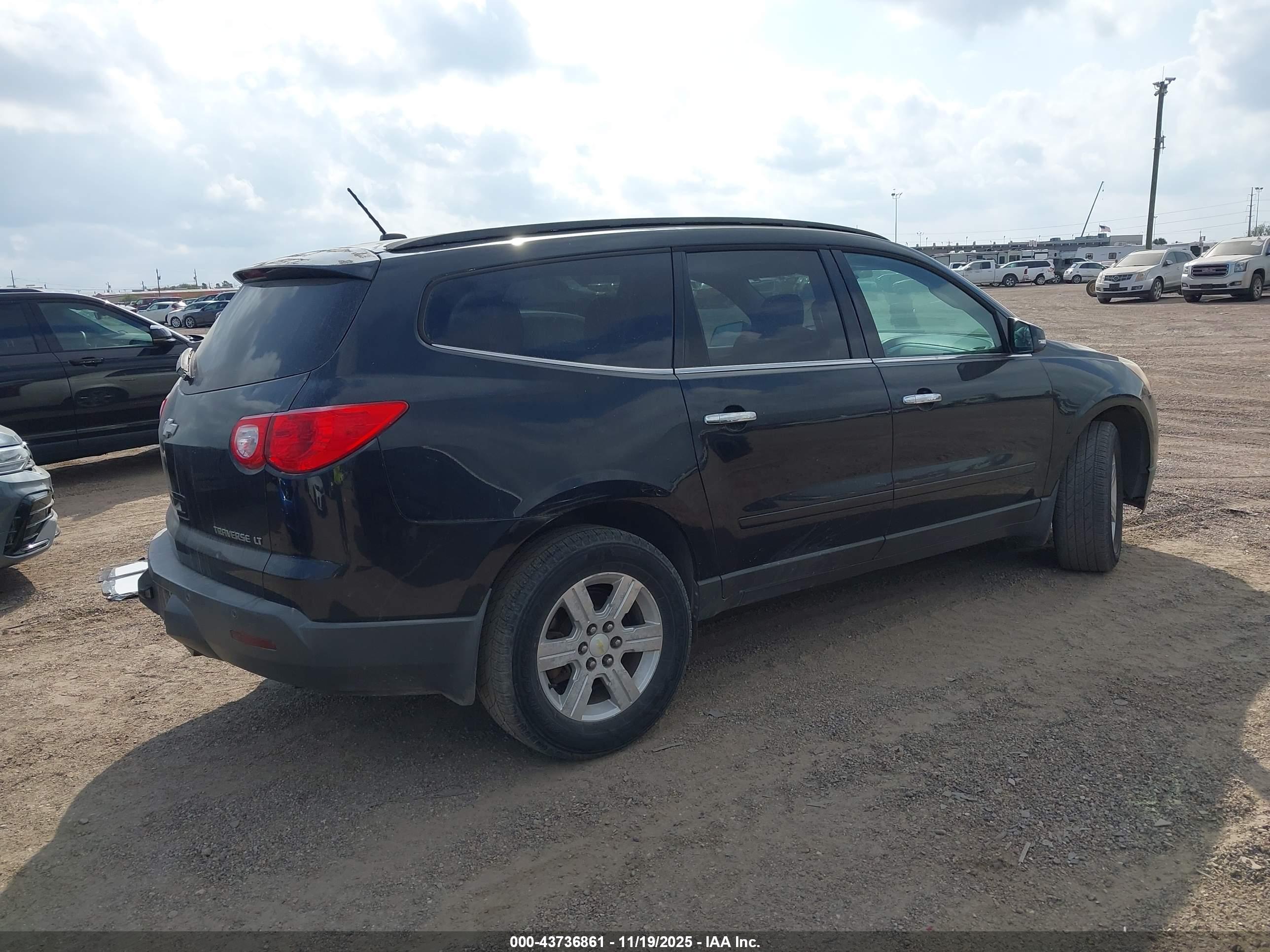 CHEVROLET TRAVERSE image 4