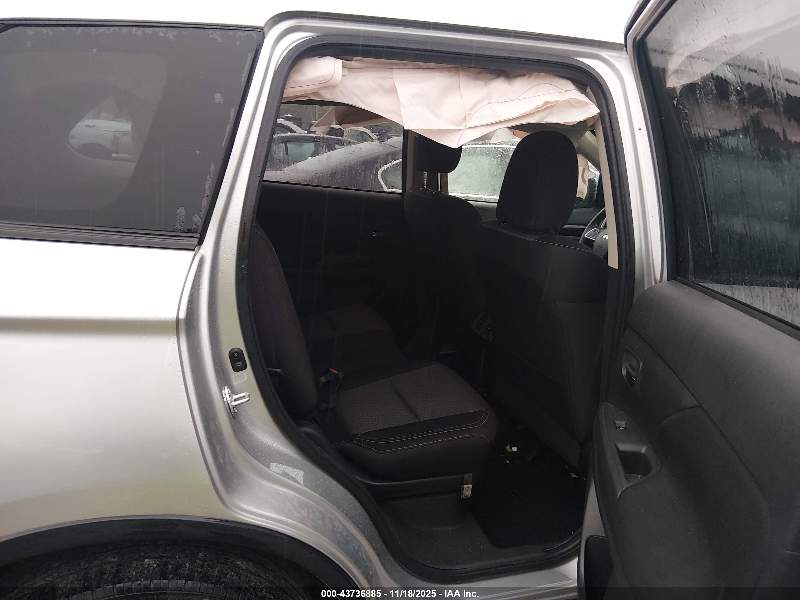 MITSUBISHI OUTLANDER image 8