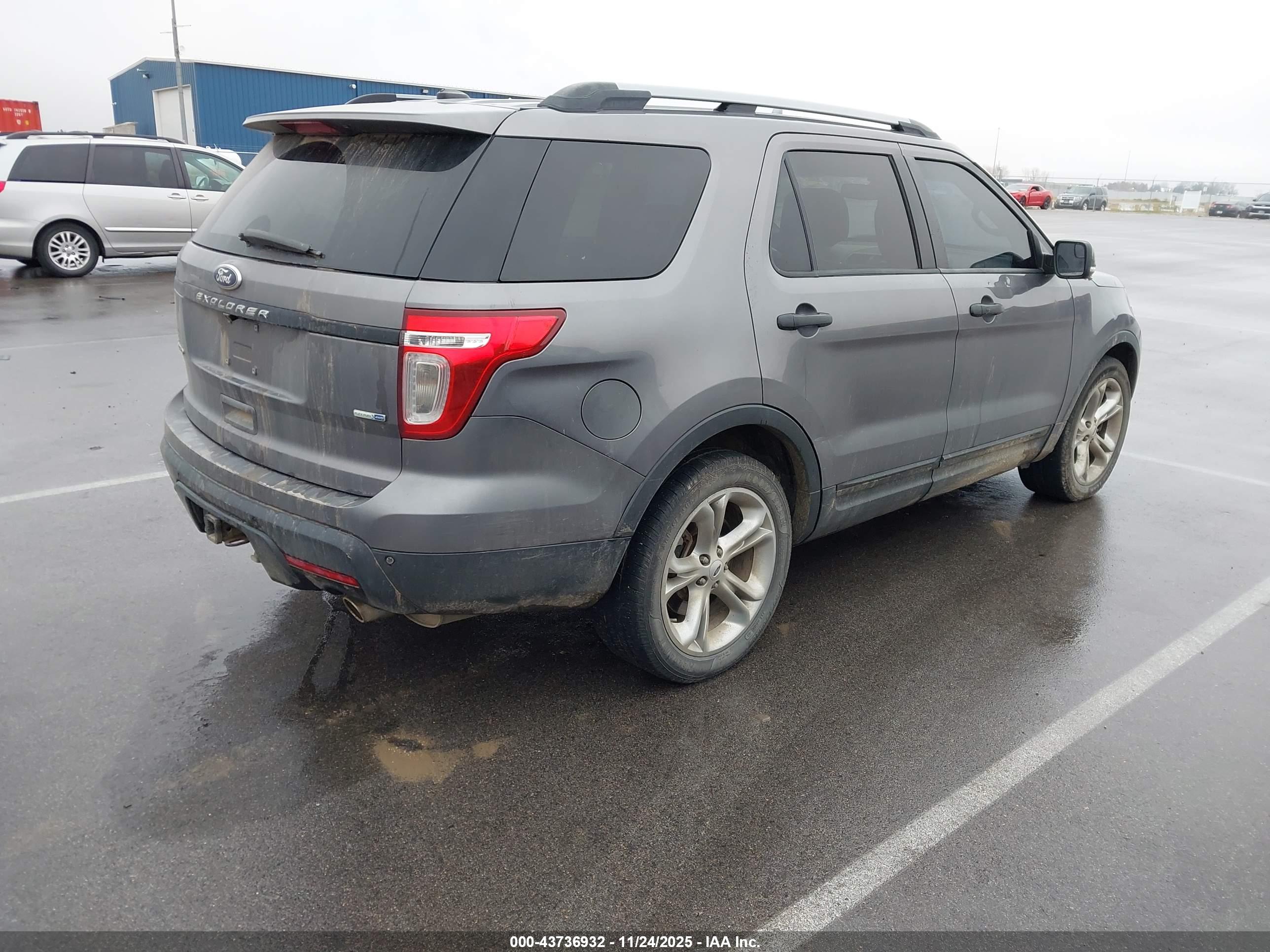 FORD EXPLORER image 4