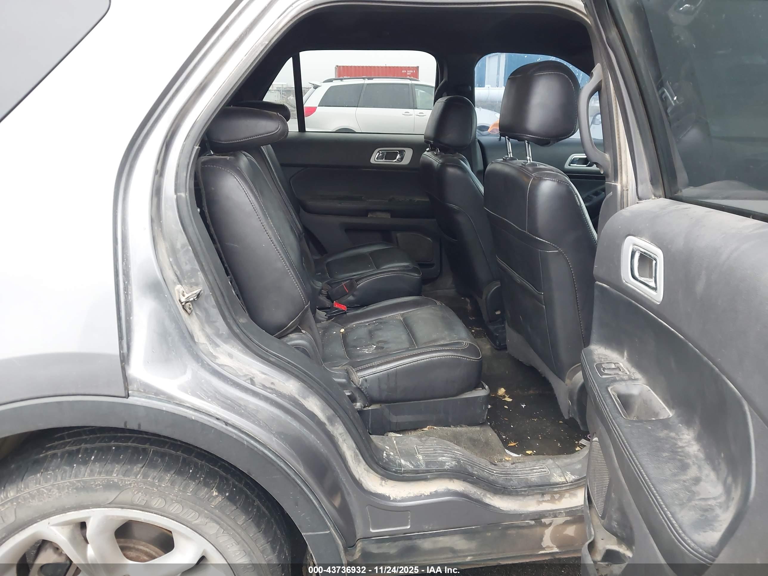 FORD EXPLORER image 8