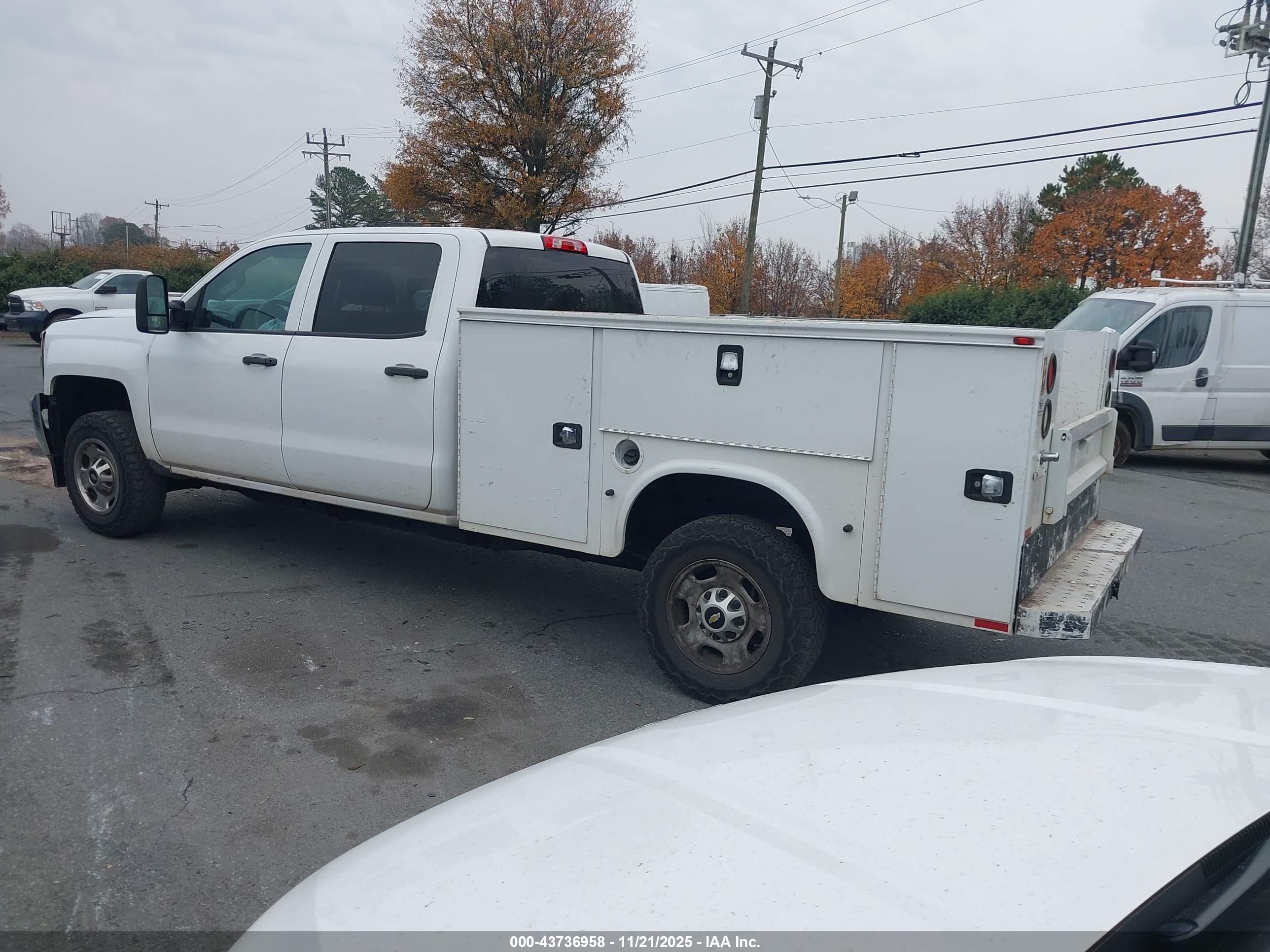 CHEVROLET SILVERADO image 3