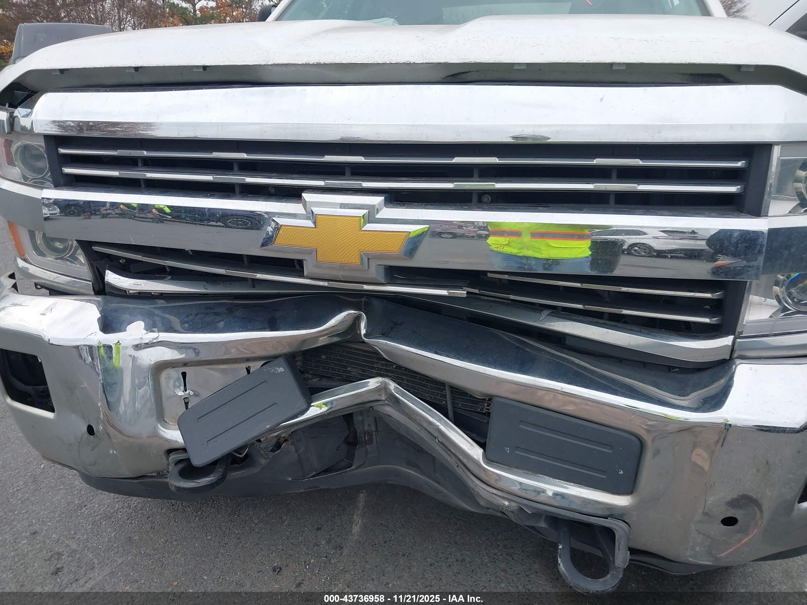 CHEVROLET SILVERADO image 6