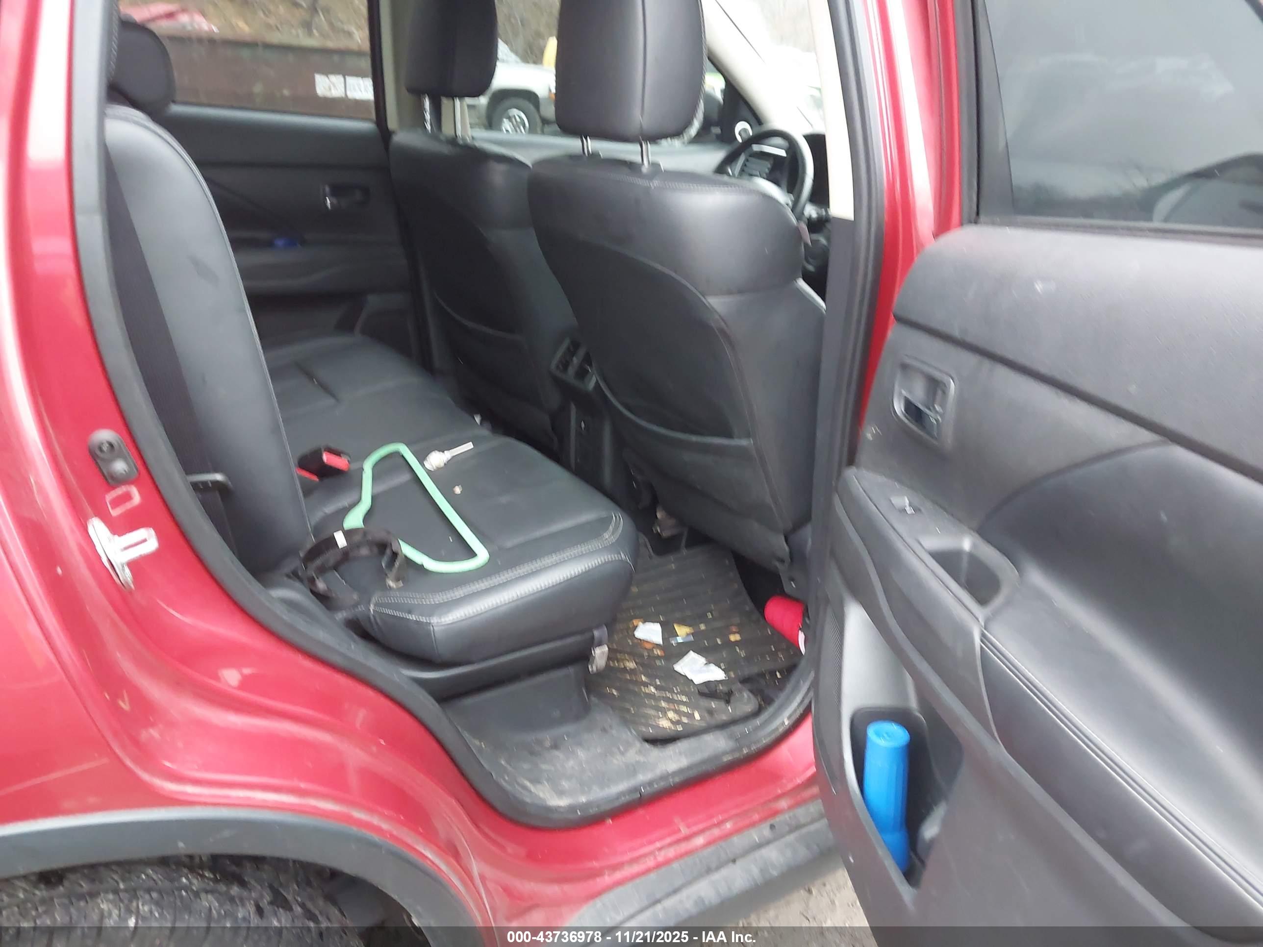 MITSUBISHI OUTLANDER image 8