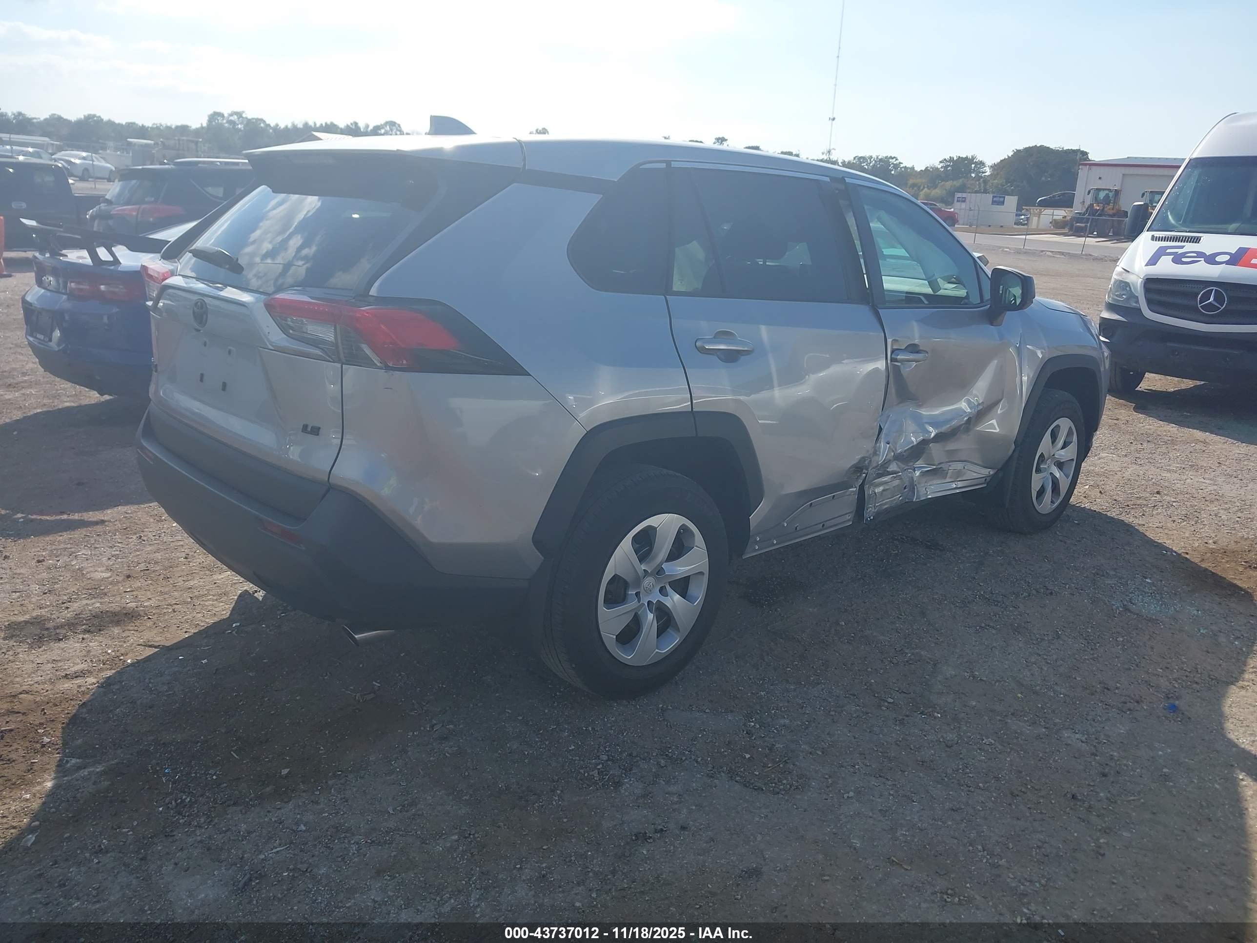 TOYOTA RAV4 image 4