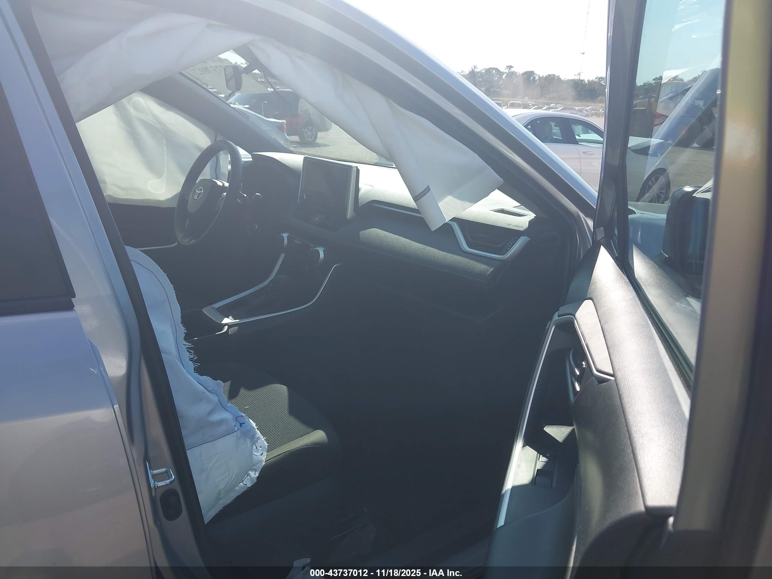 TOYOTA RAV4 image 5