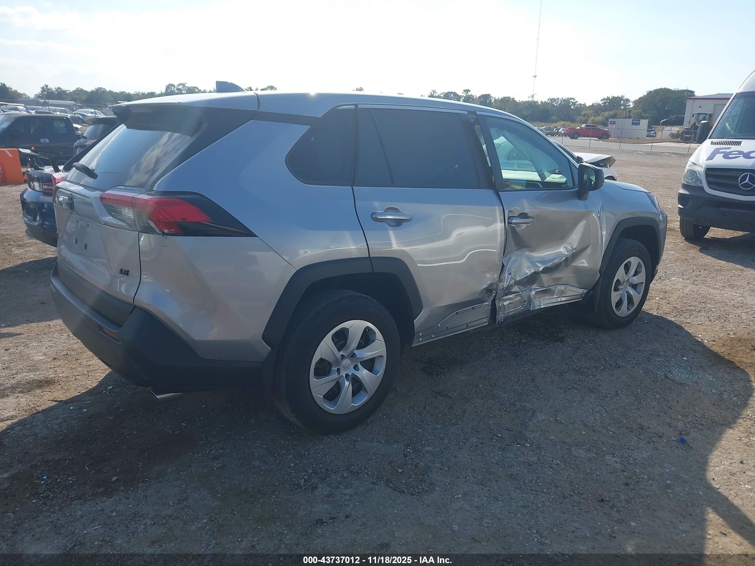 TOYOTA RAV4 image 6