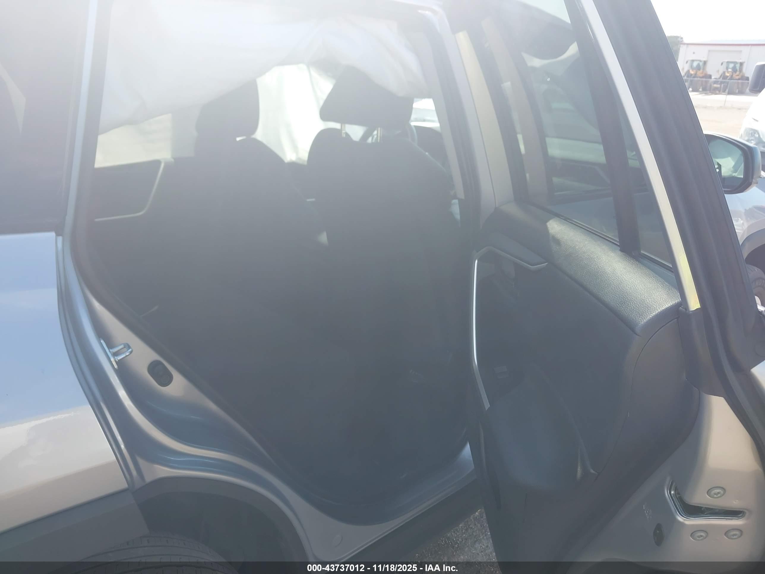 TOYOTA RAV4 image 8