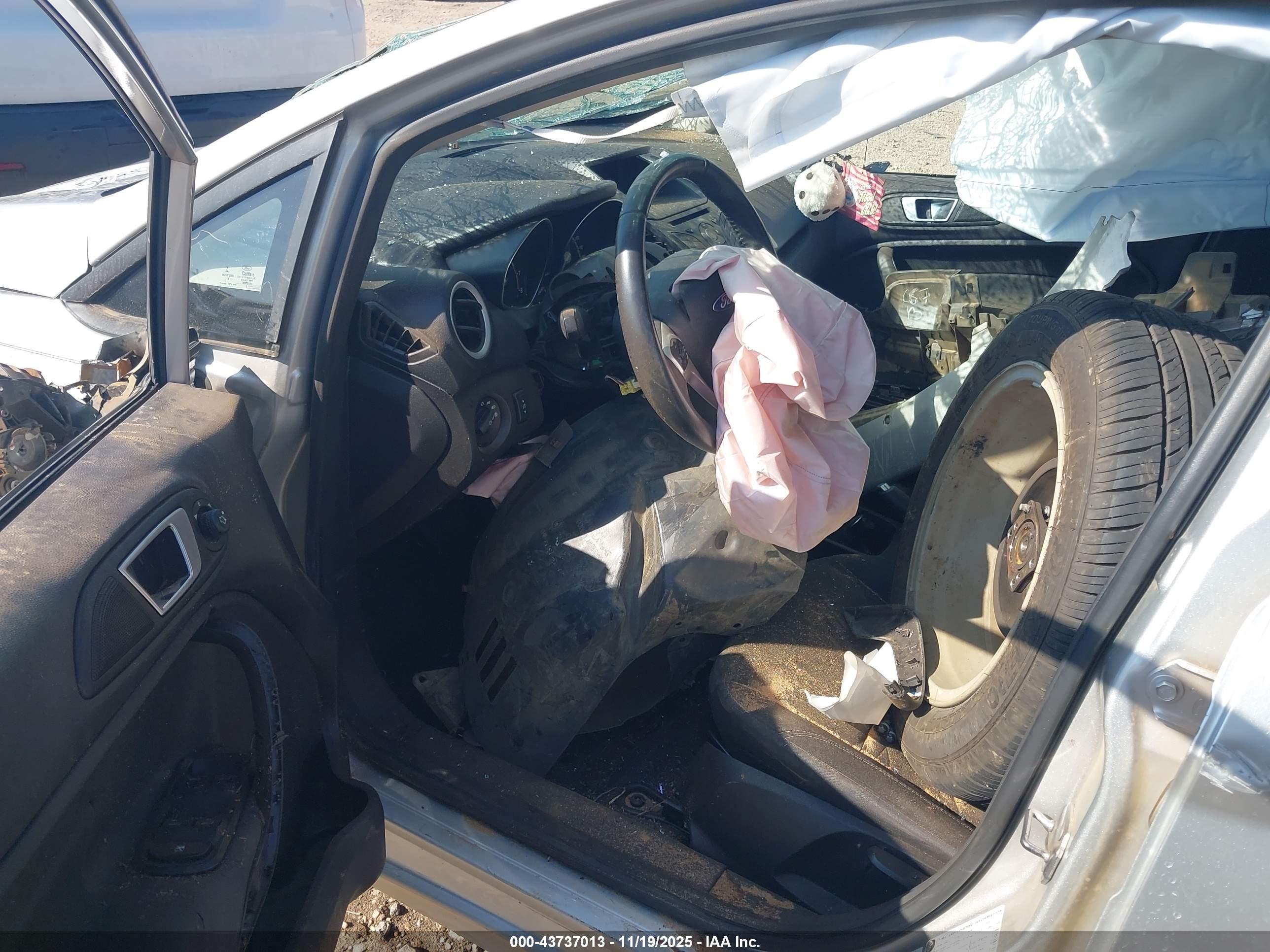 FORD FIESTA image 5
