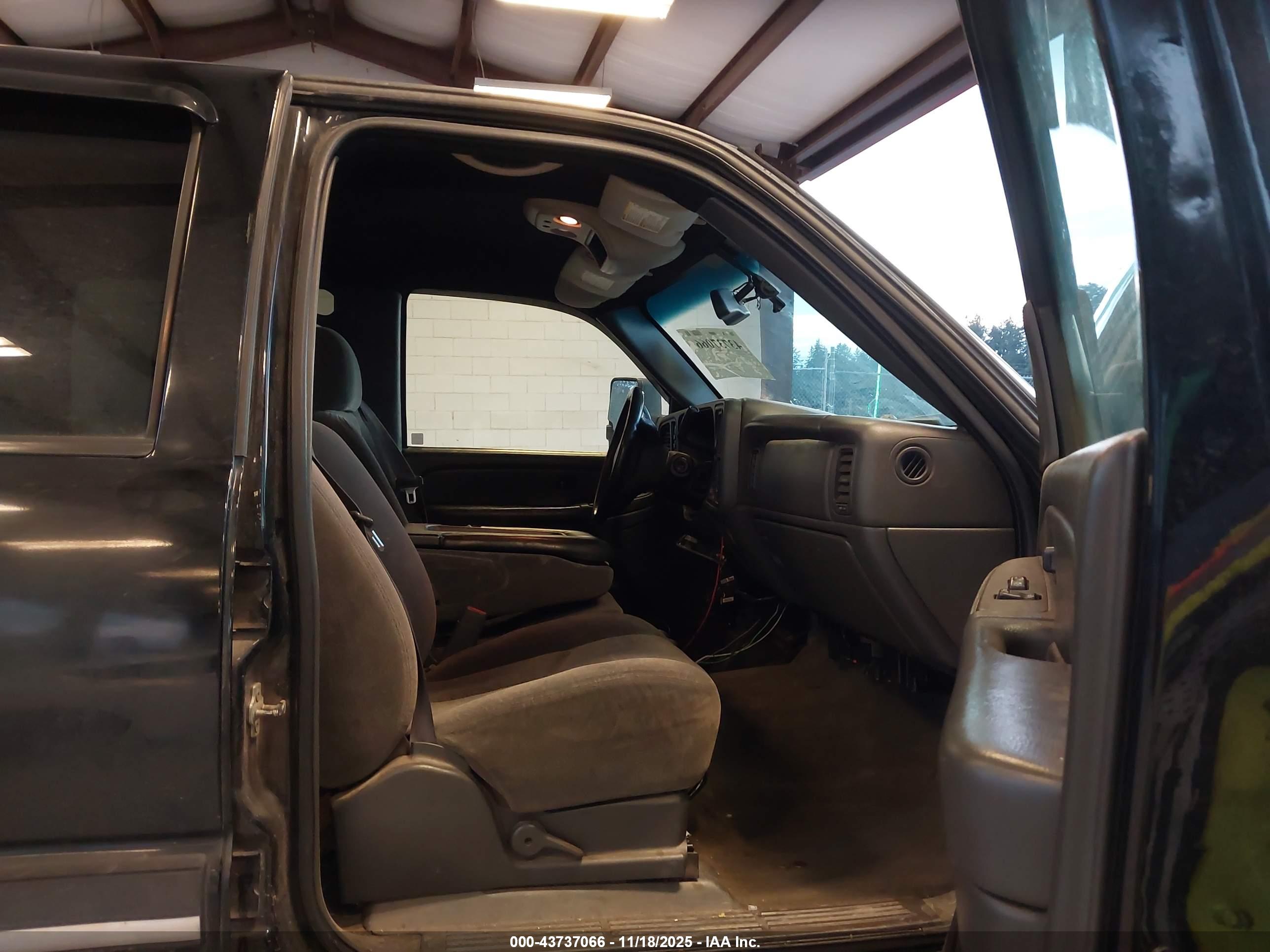 CHEVROLET SILVERADO image 5