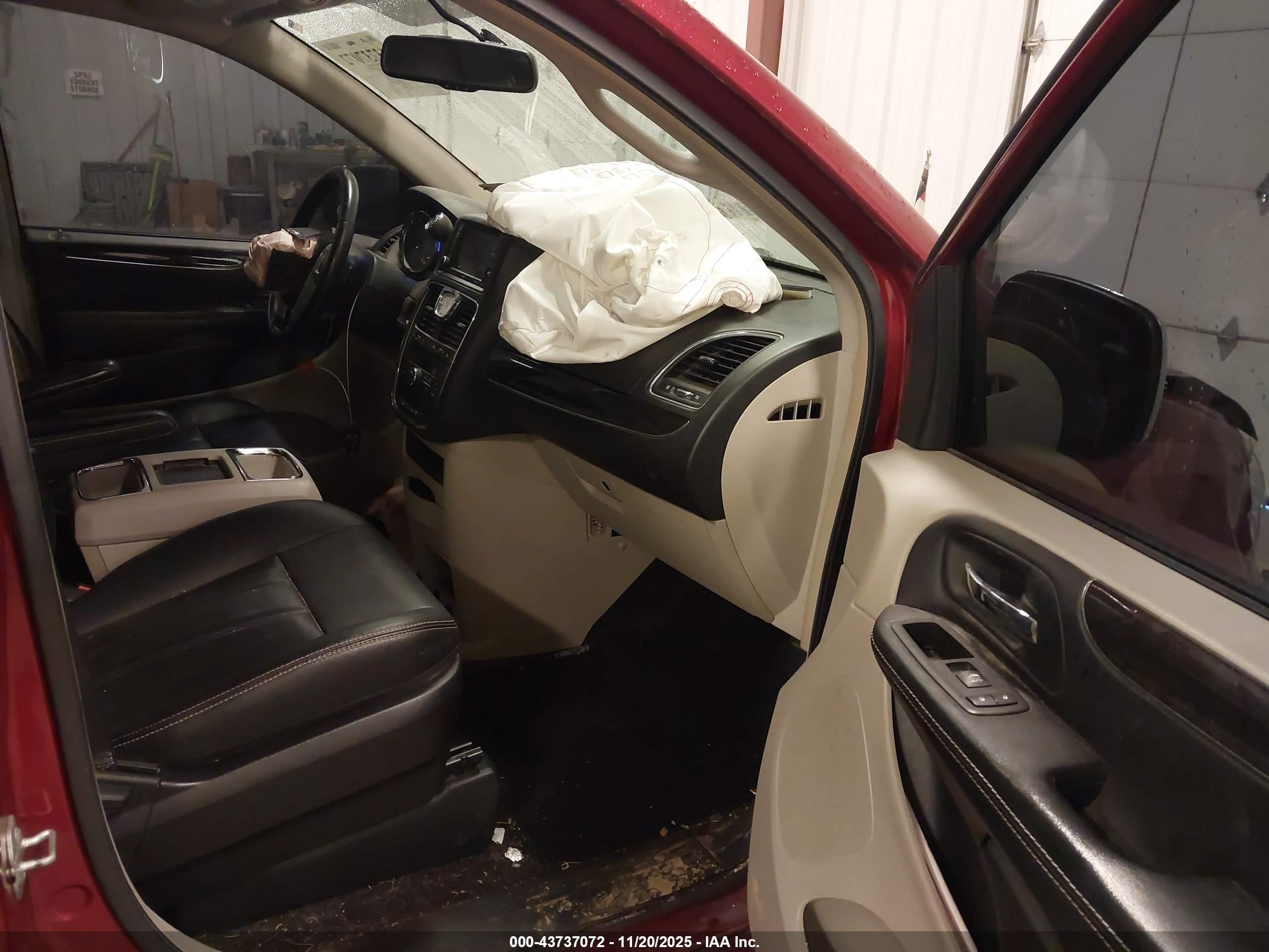 CHRYSLER TOWN image 5