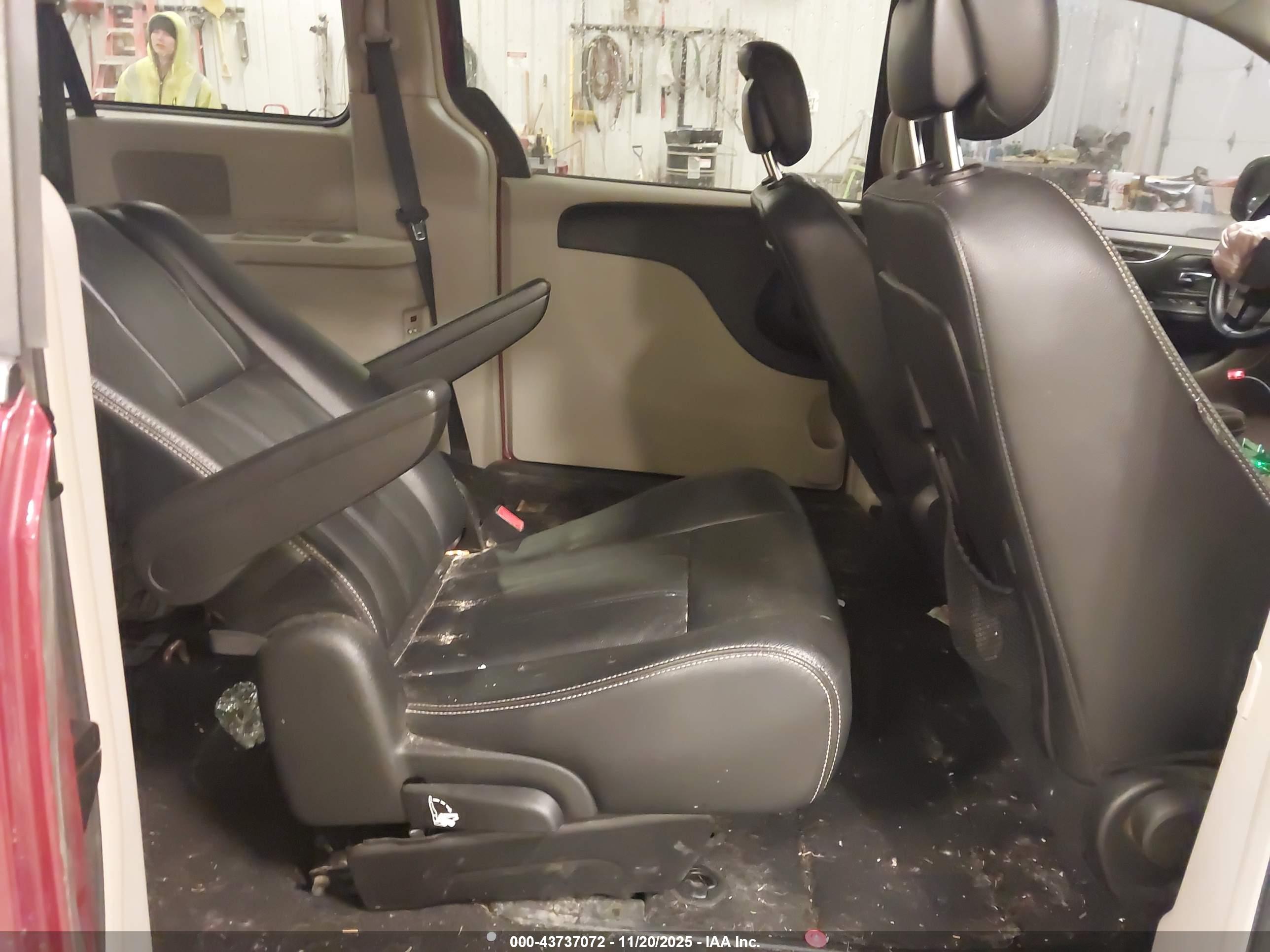CHRYSLER TOWN image 8