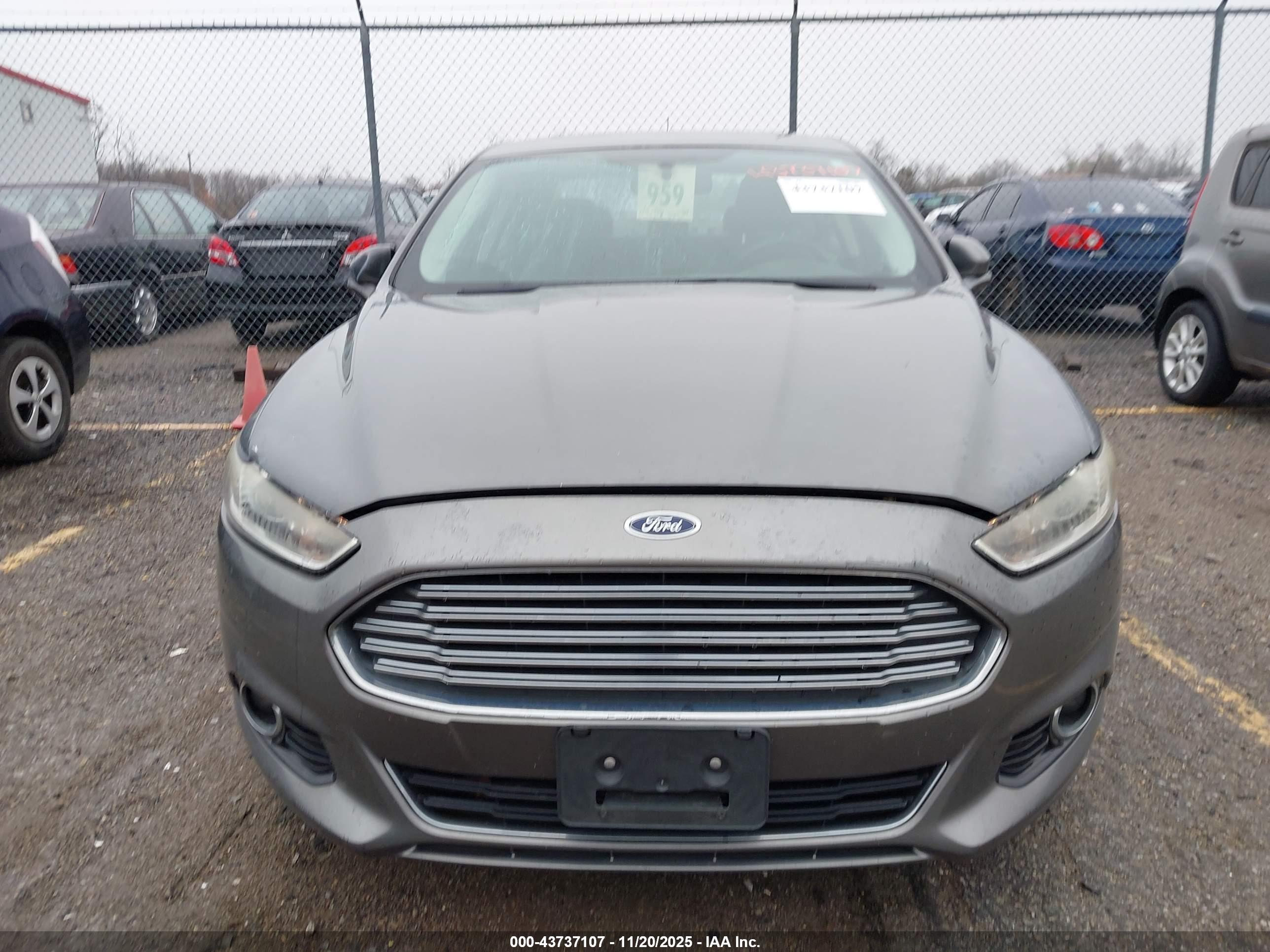 FORD FUSION image 6