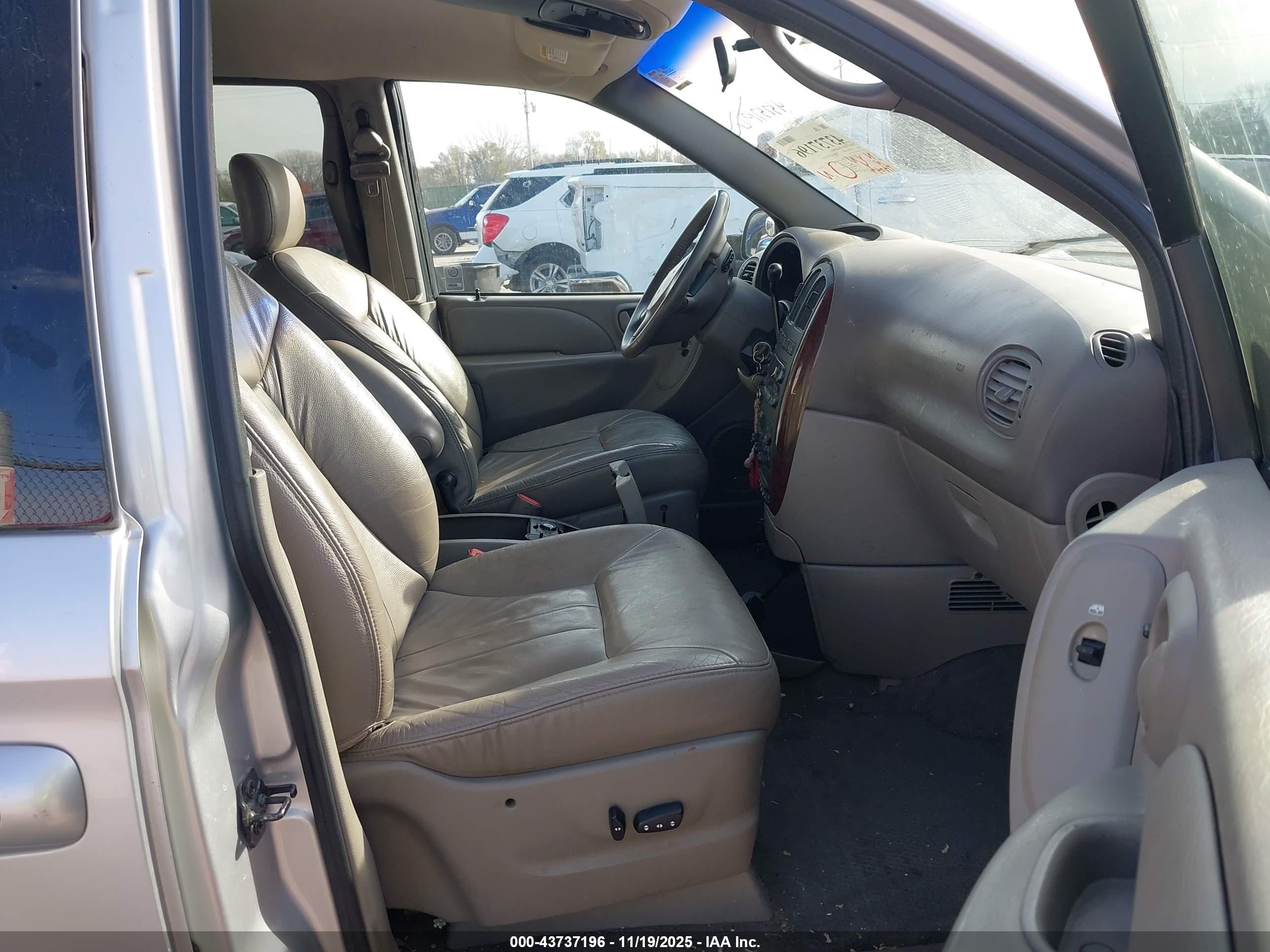 CHRYSLER TOWN image 5