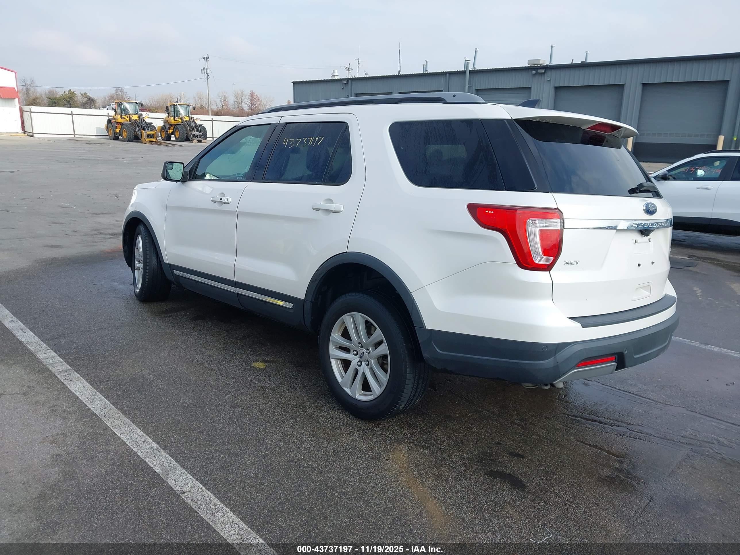 FORD EXPLORER image 3