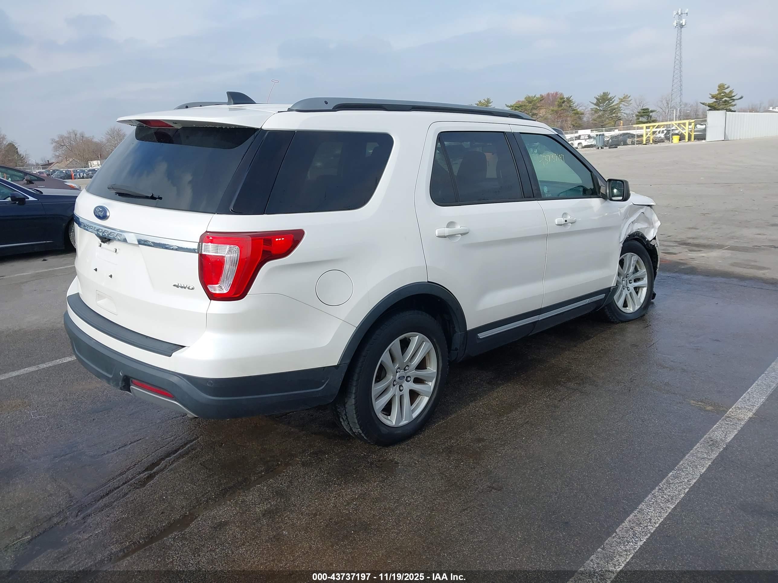 FORD EXPLORER image 4