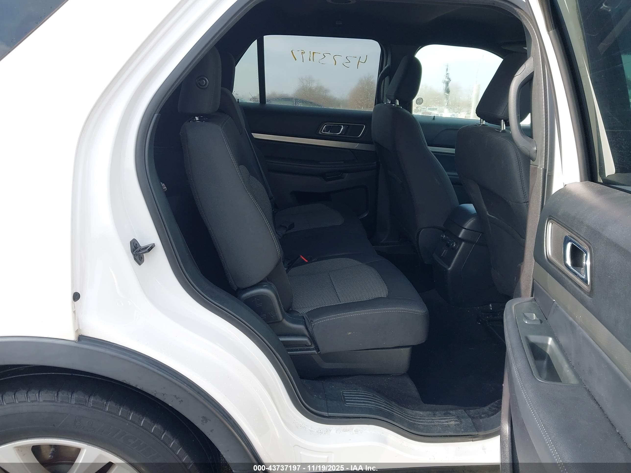 FORD EXPLORER image 8