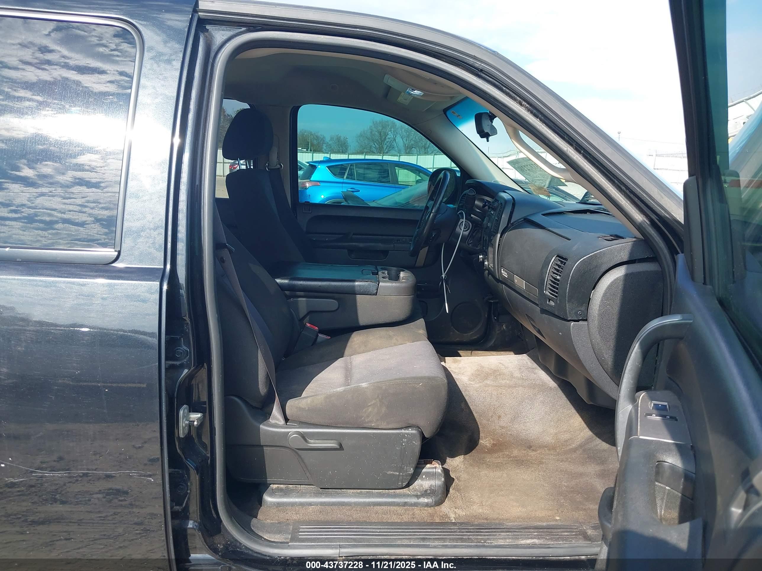 CHEVROLET SILVERADO image 5