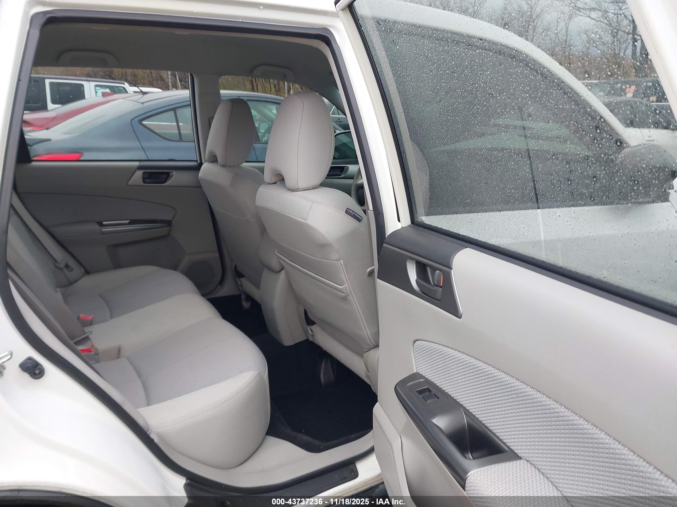 SUBARU FORESTER image 8