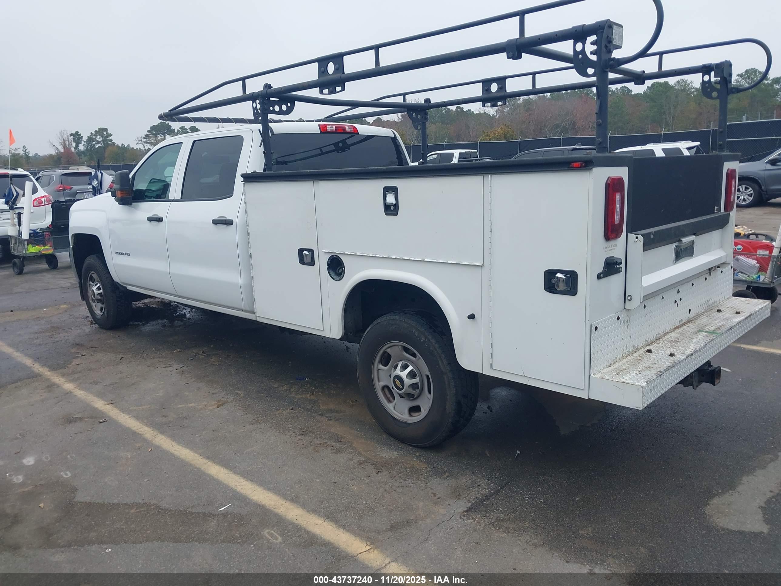 CHEVROLET SILVERADO image 3