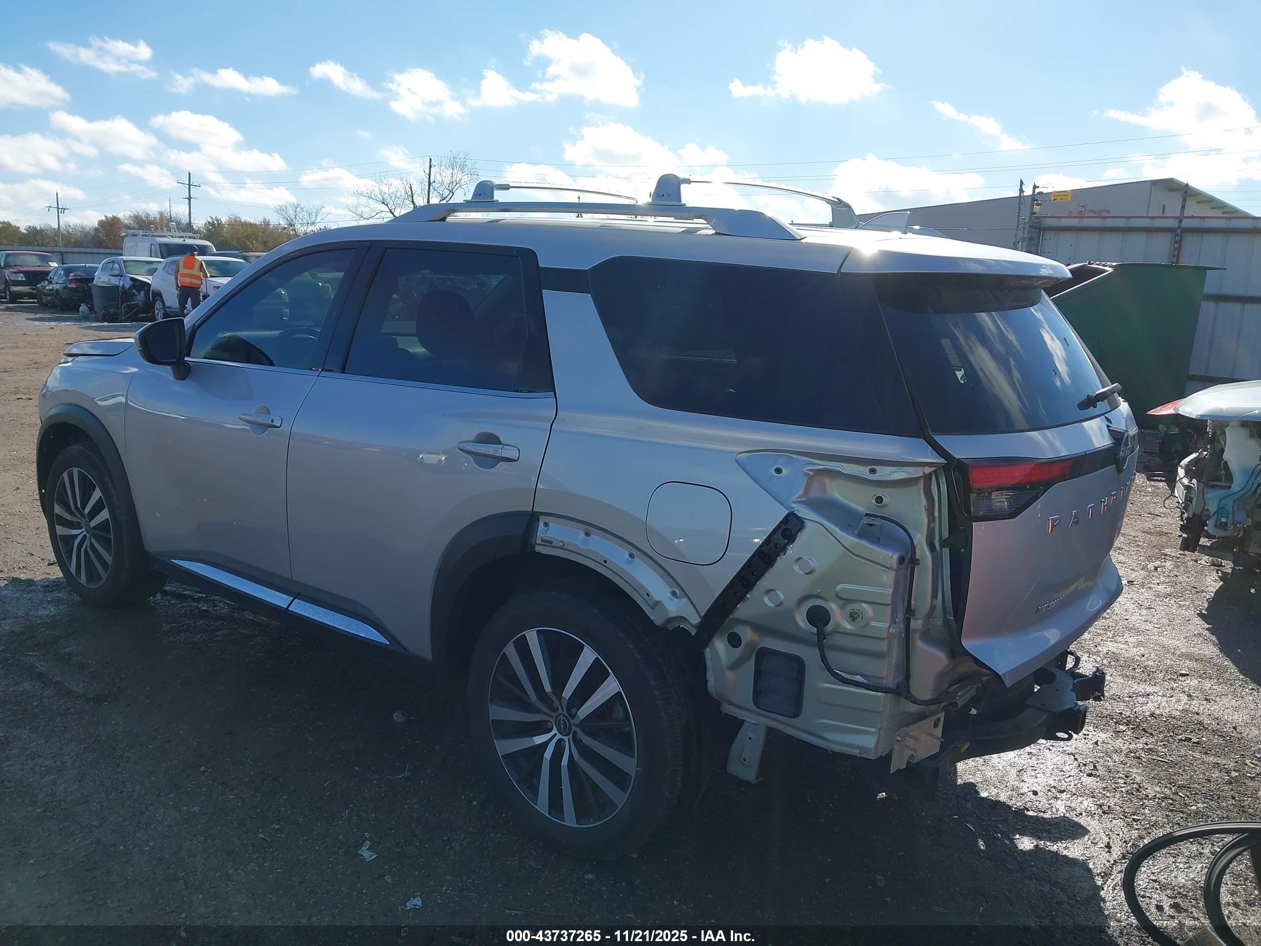 NISSAN PATHFINDER image 3