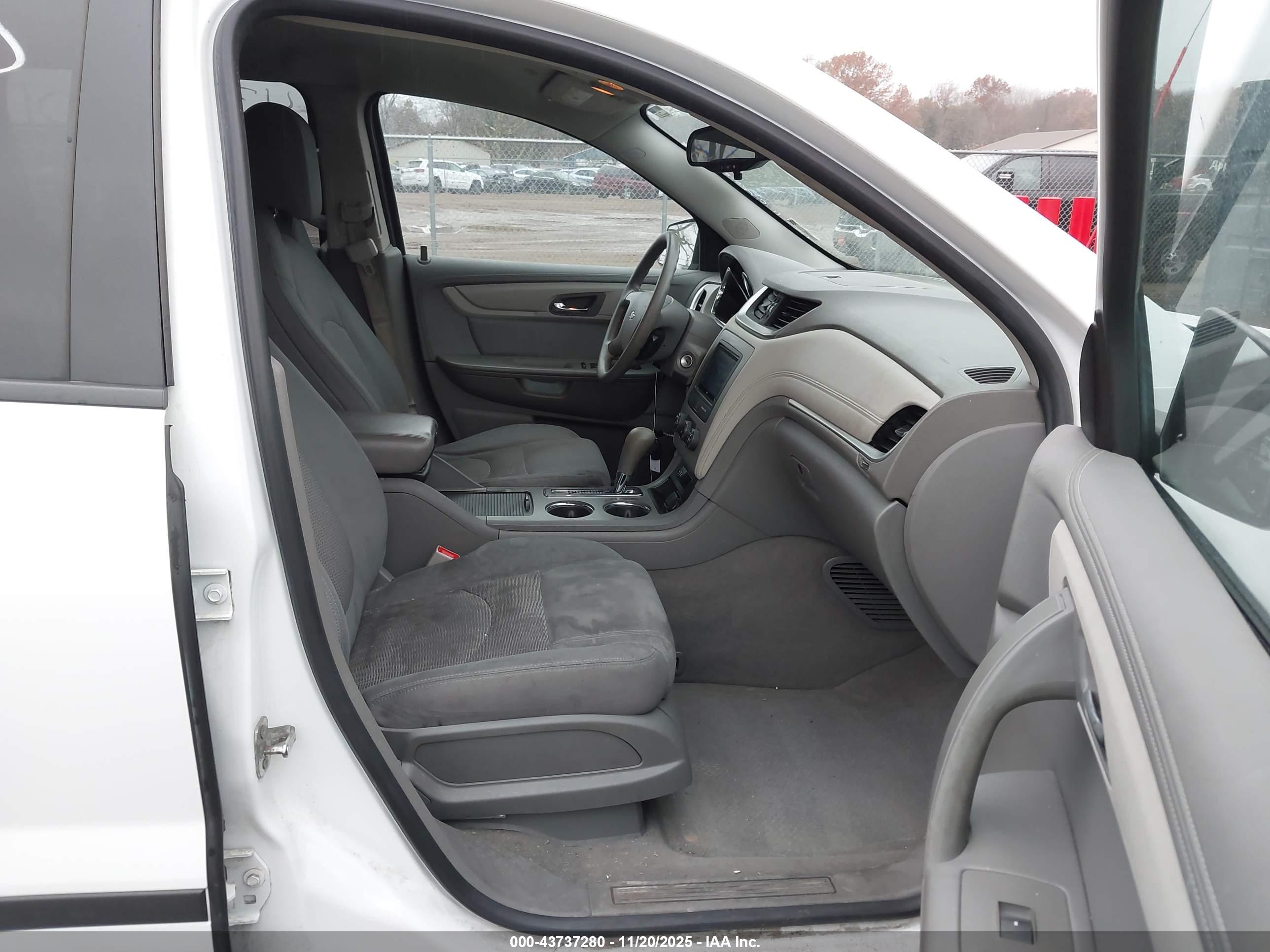 CHEVROLET TRAVERSE image 5