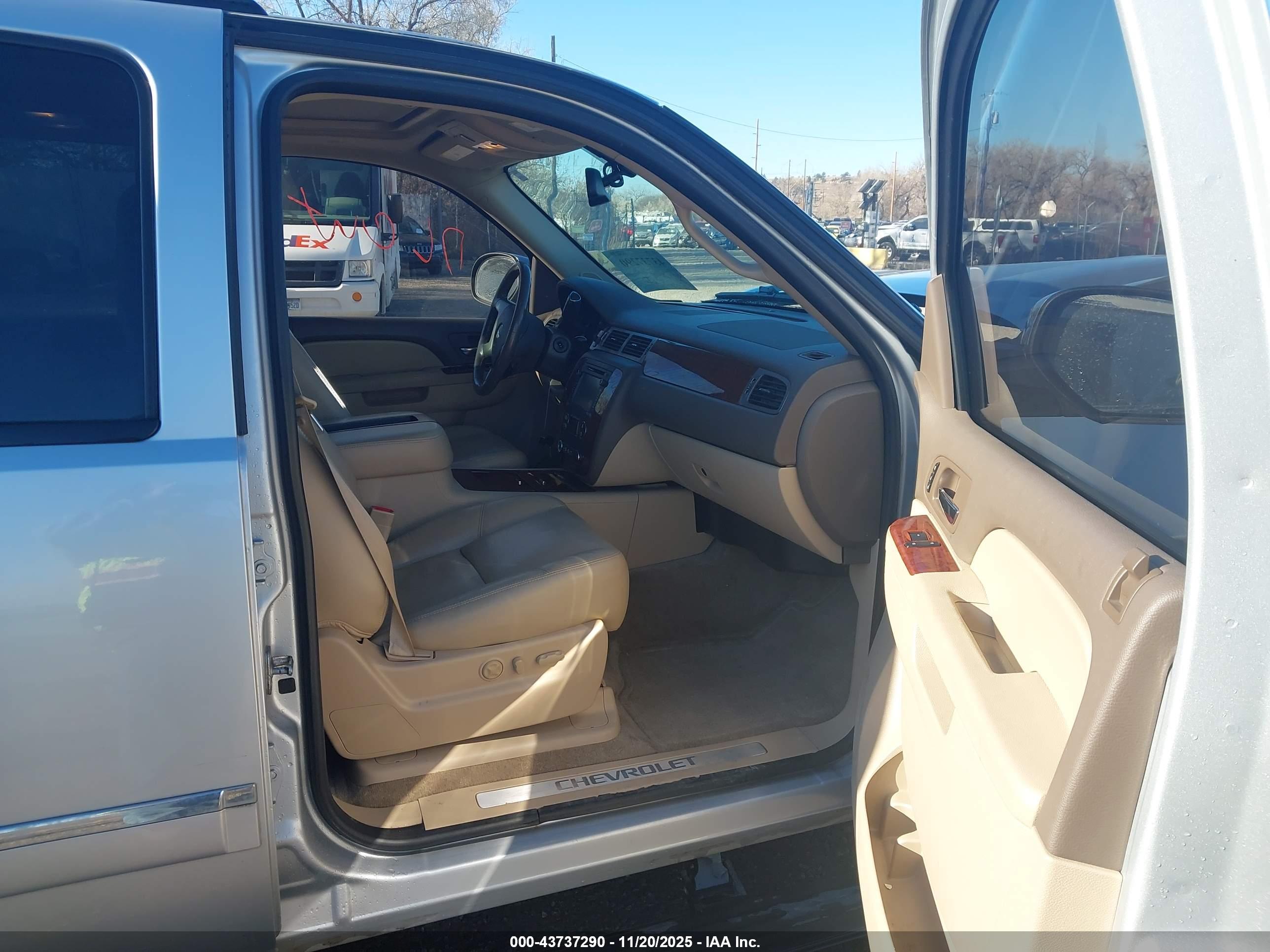CHEVROLET SUBURBAN image 5