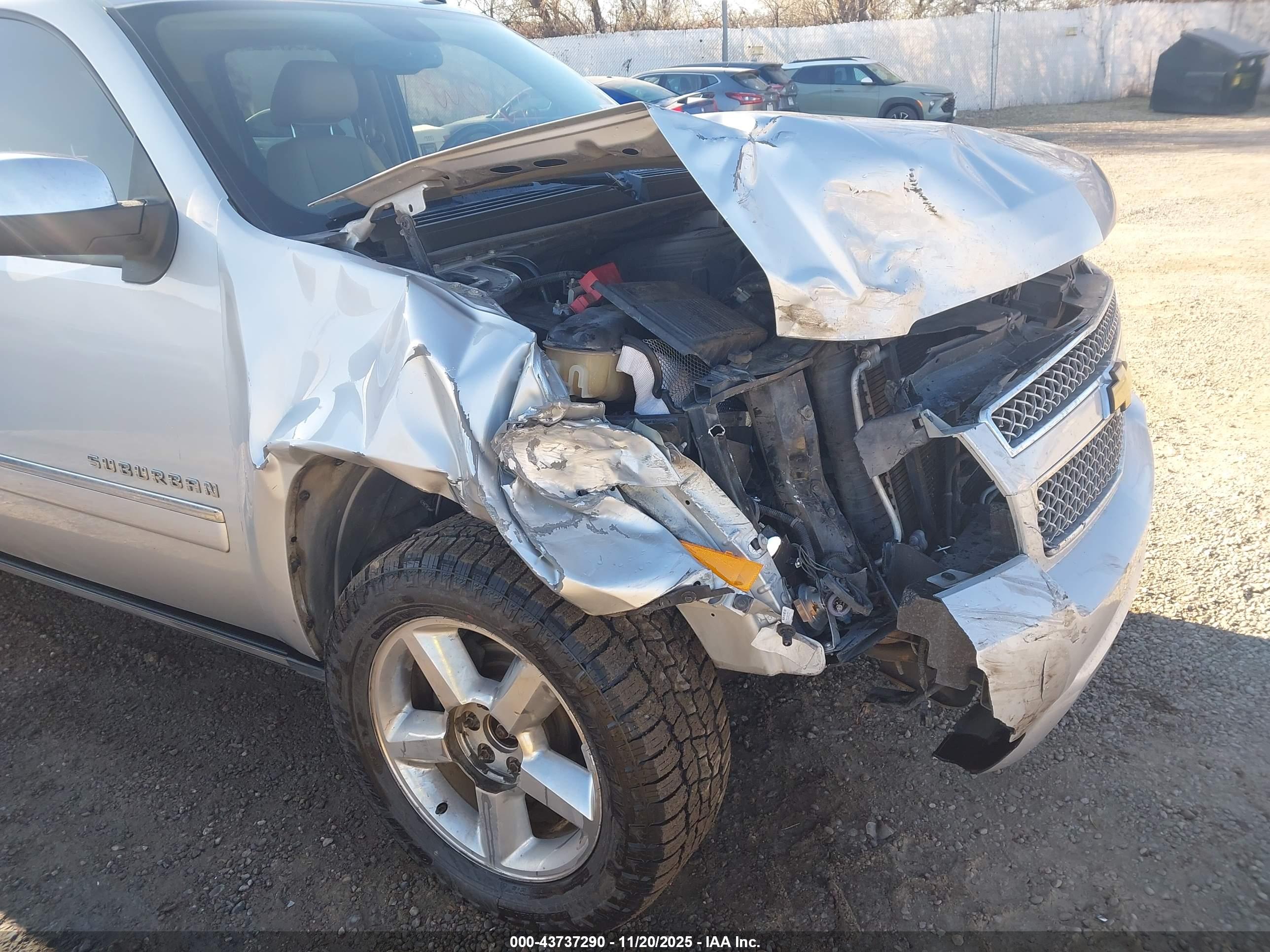 CHEVROLET SUBURBAN image 6