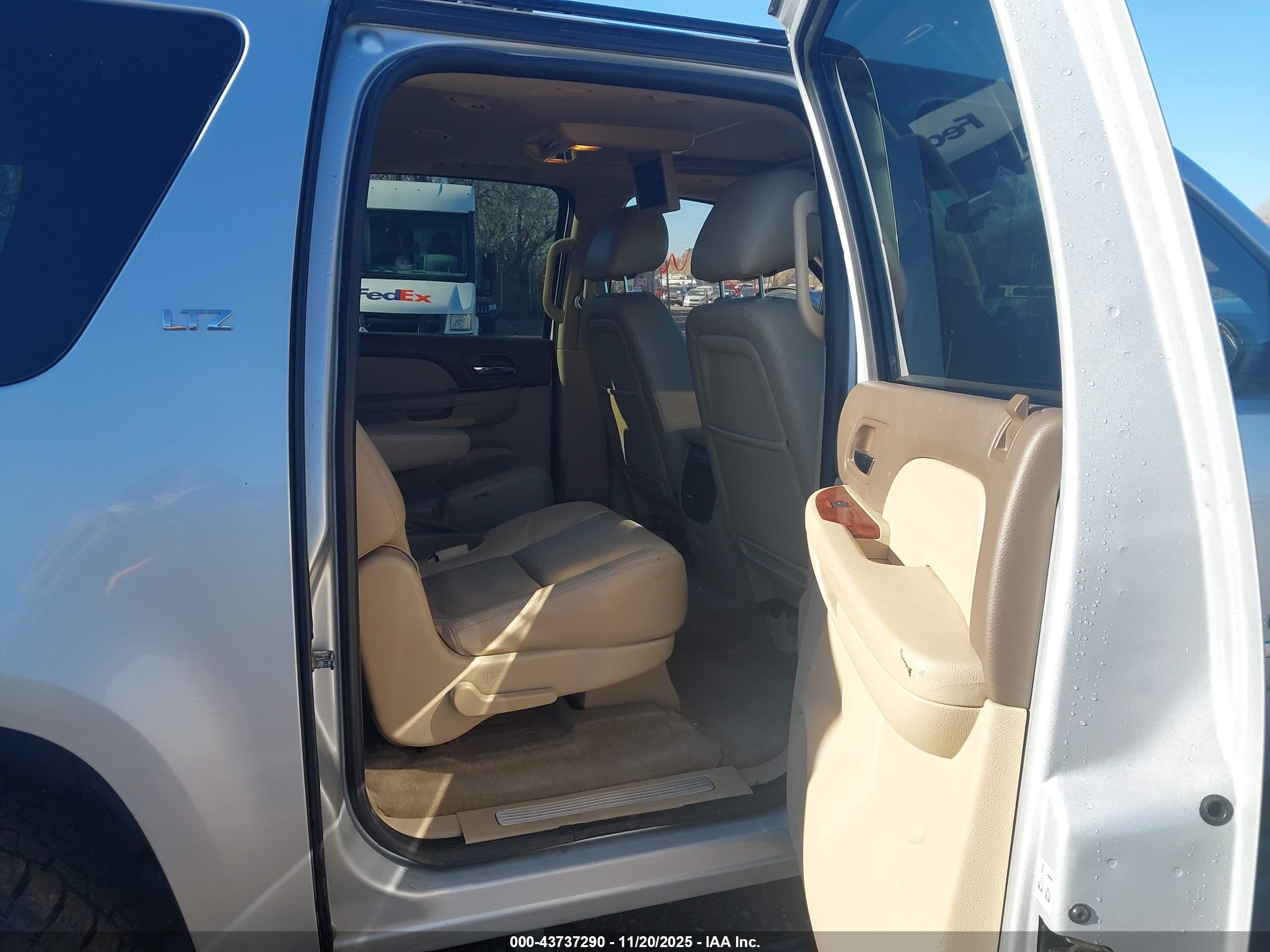 CHEVROLET SUBURBAN image 8