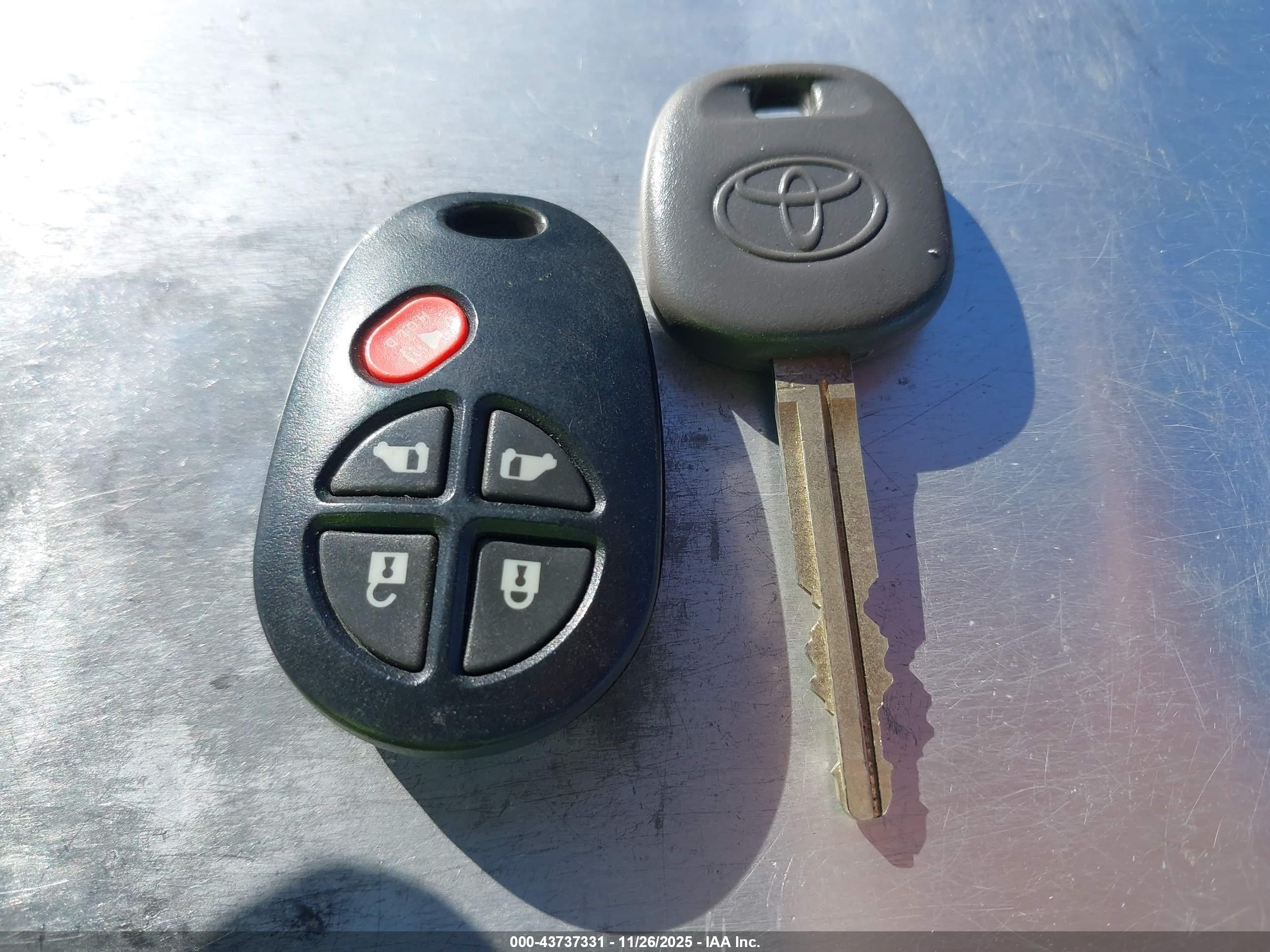 TOYOTA SIENNA image 11