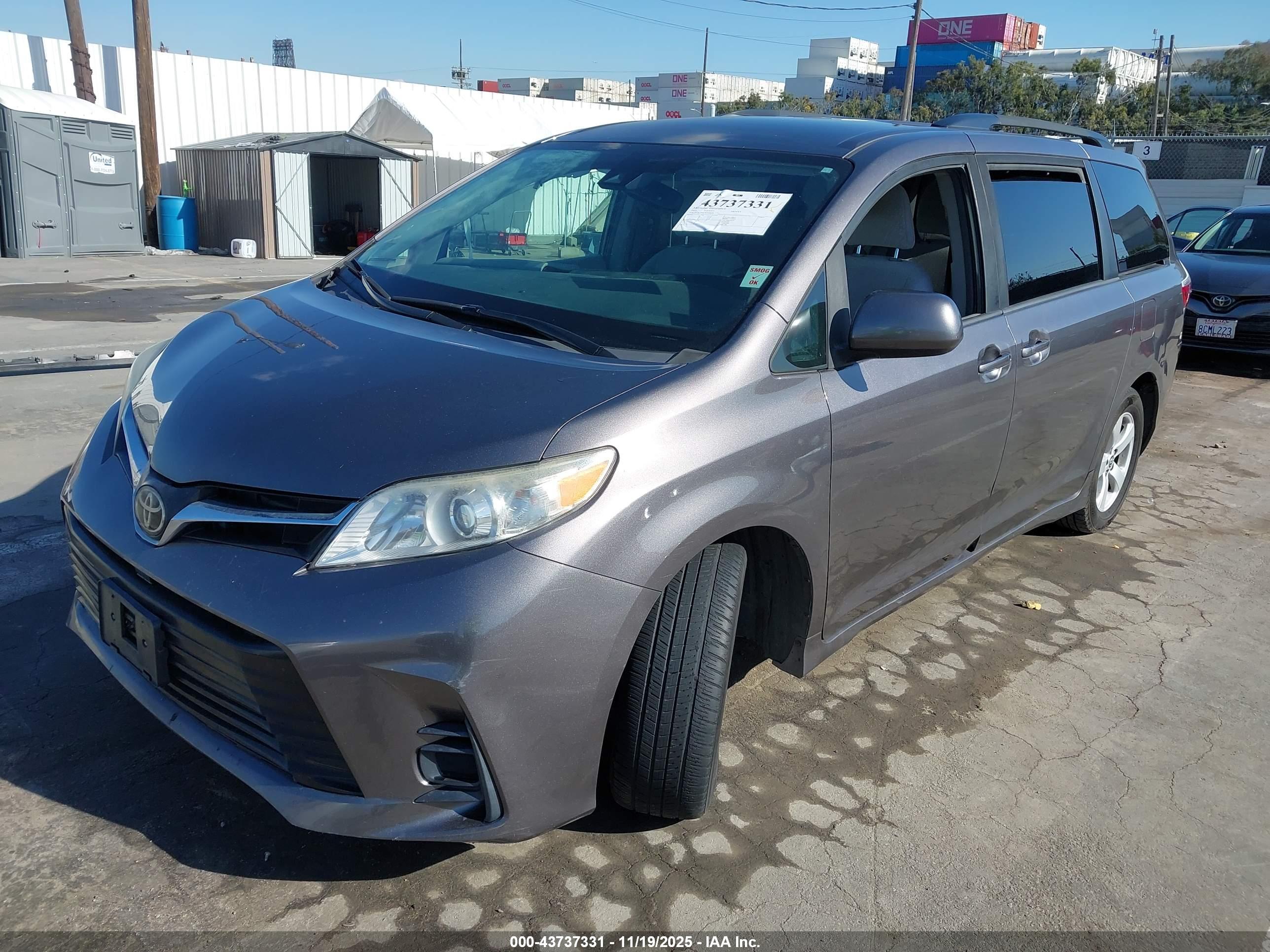 TOYOTA SIENNA image 2