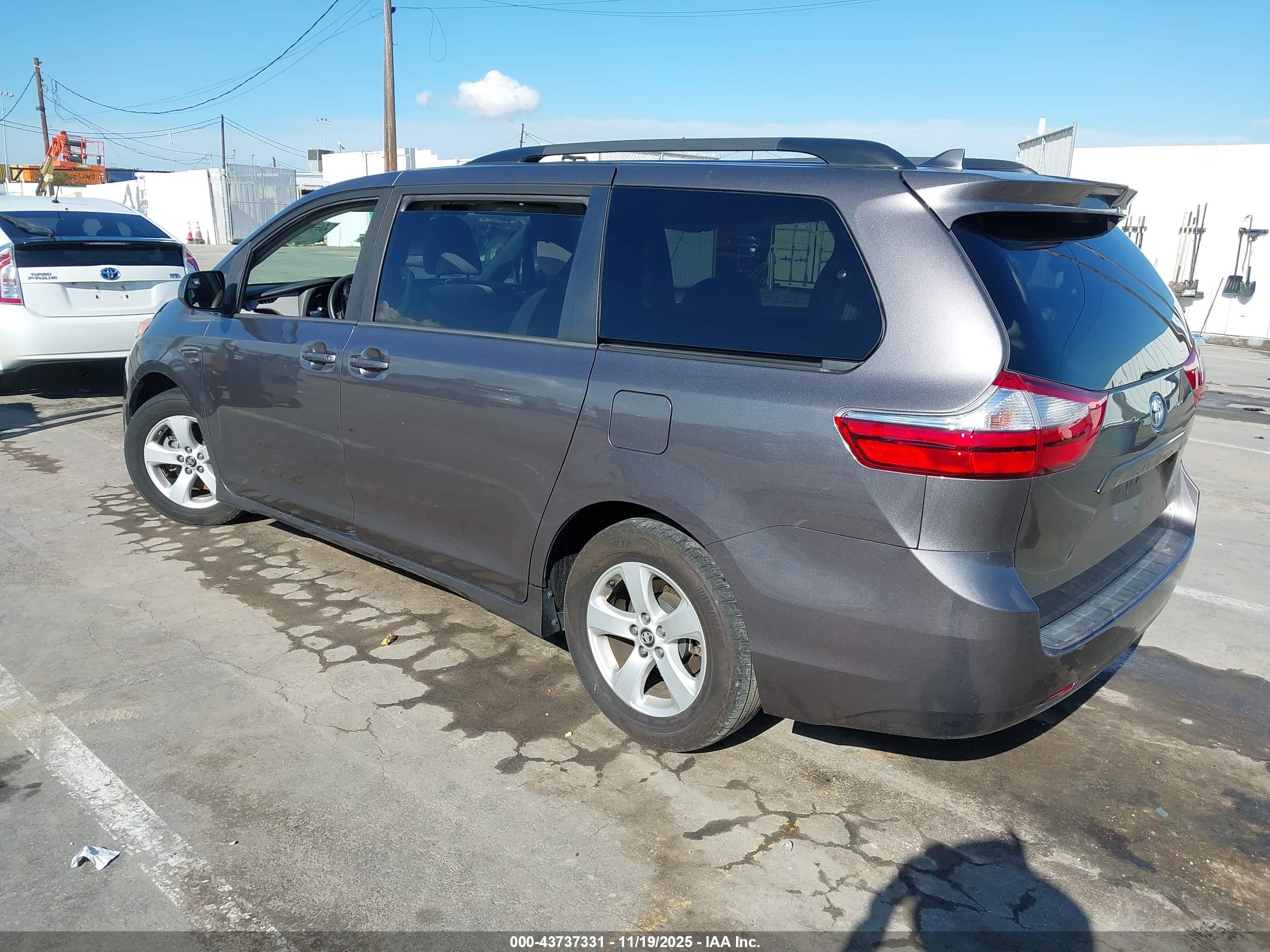TOYOTA SIENNA image 3
