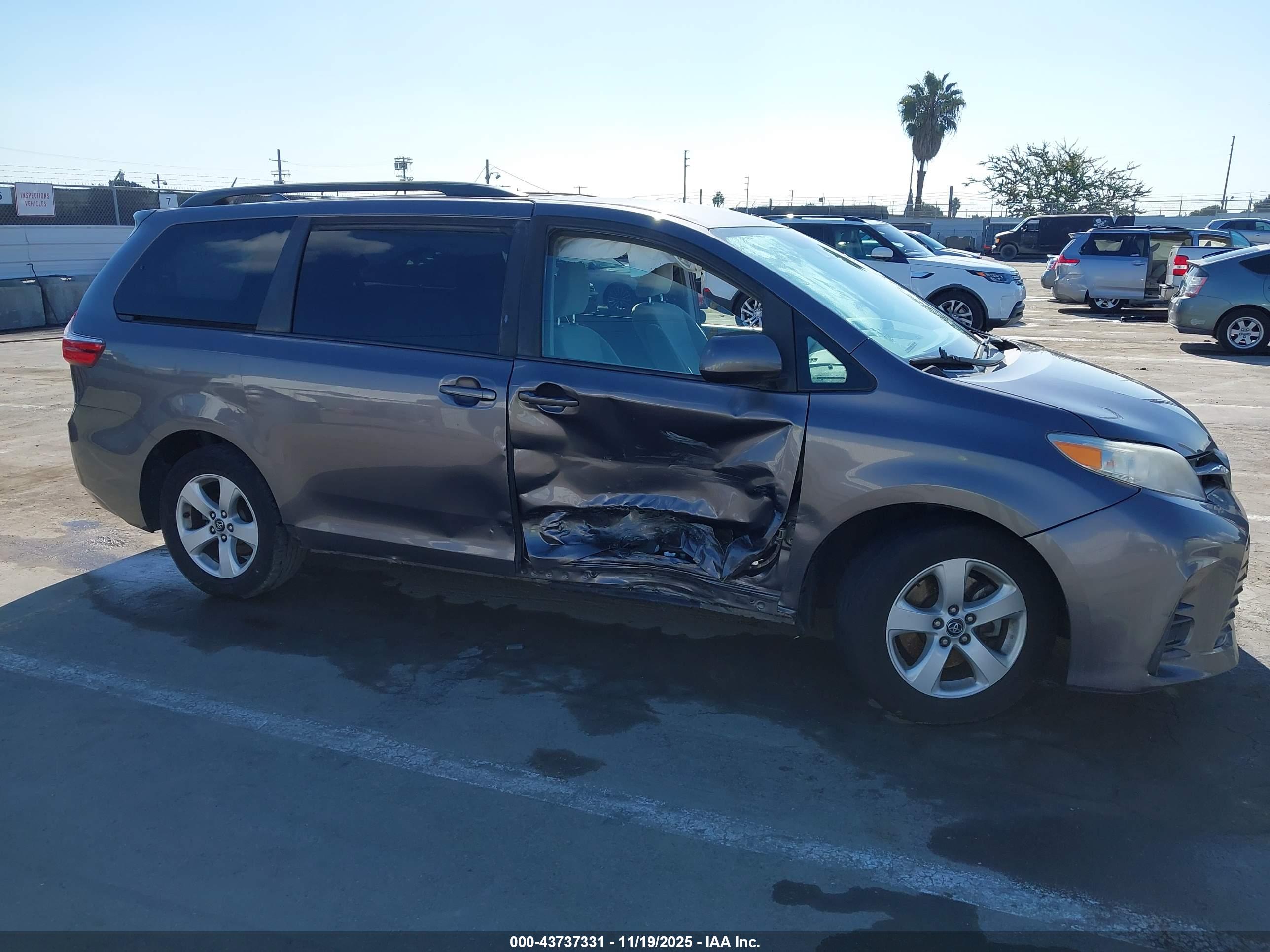 TOYOTA SIENNA image 6