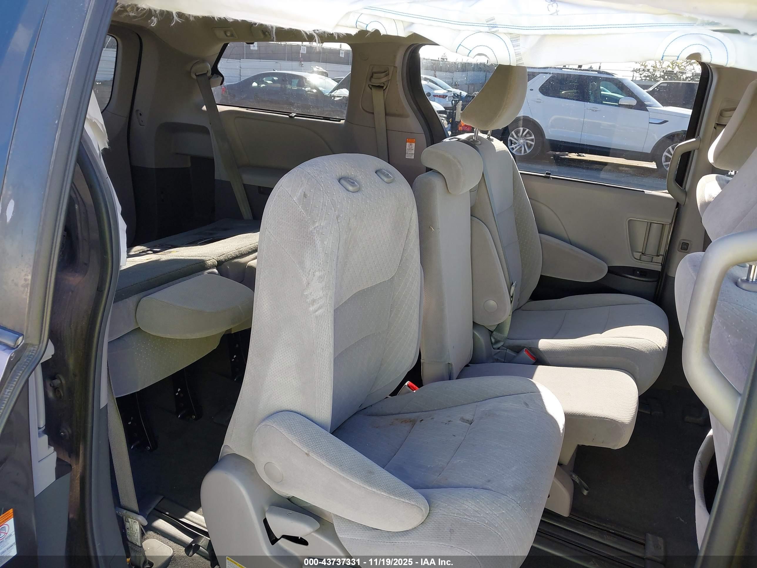 TOYOTA SIENNA image 8