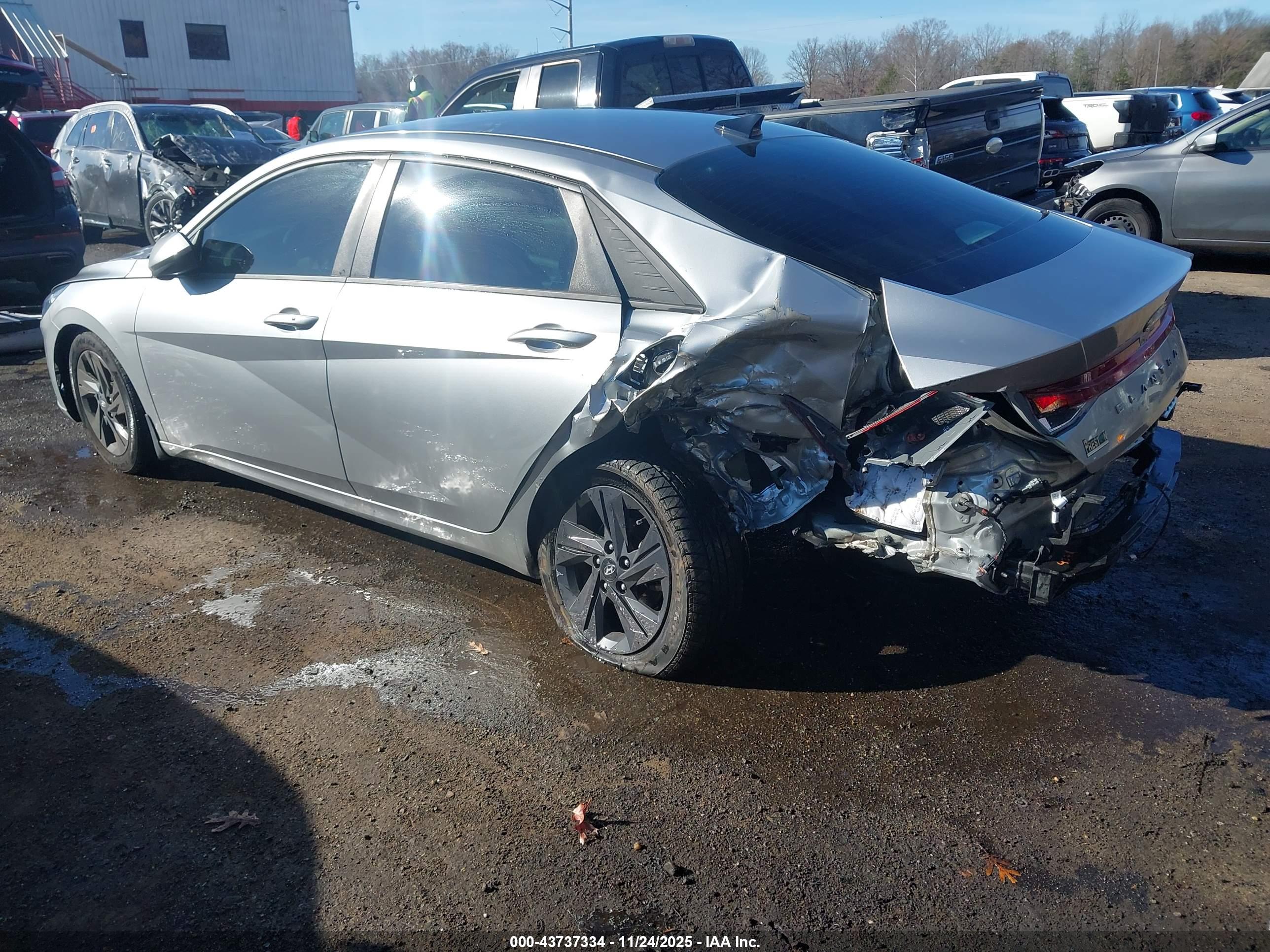 HYUNDAI ELANTRA image 3