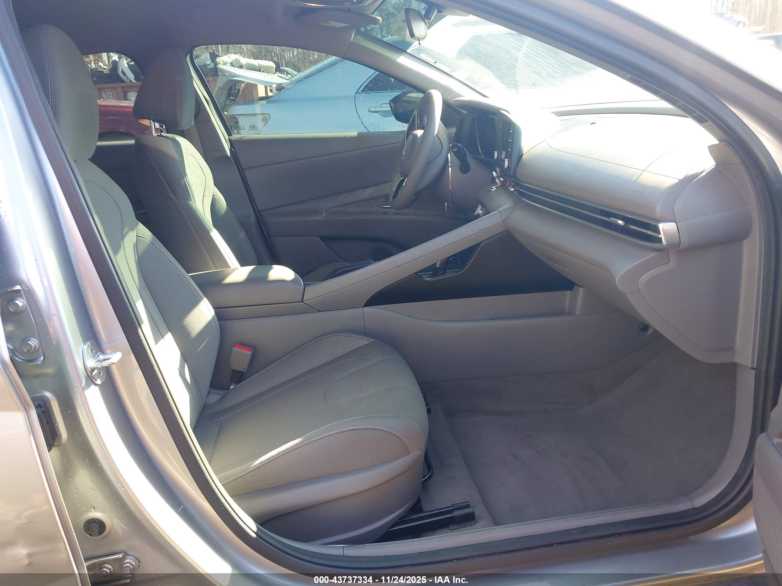 HYUNDAI ELANTRA image 5