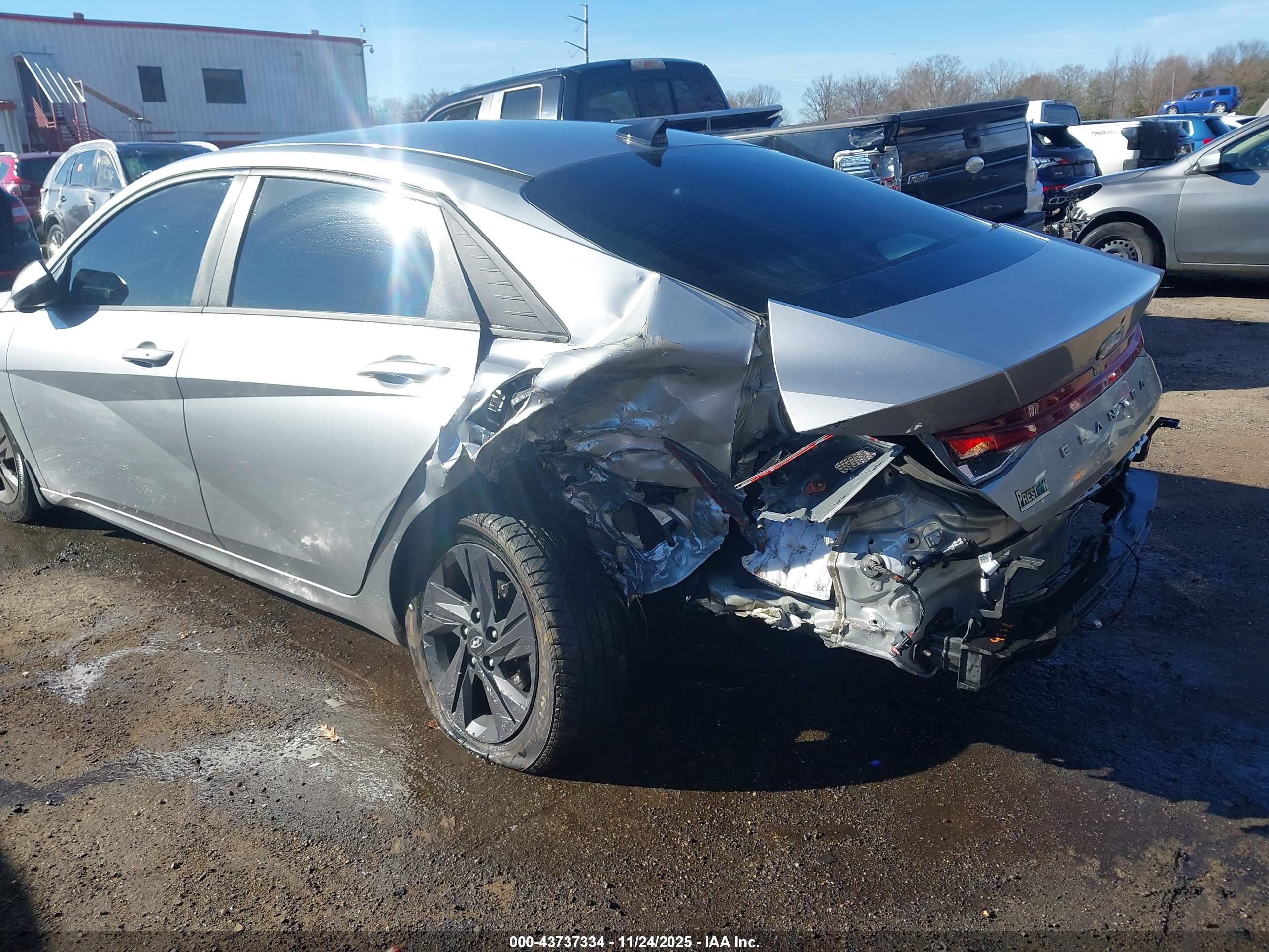 HYUNDAI ELANTRA image 6