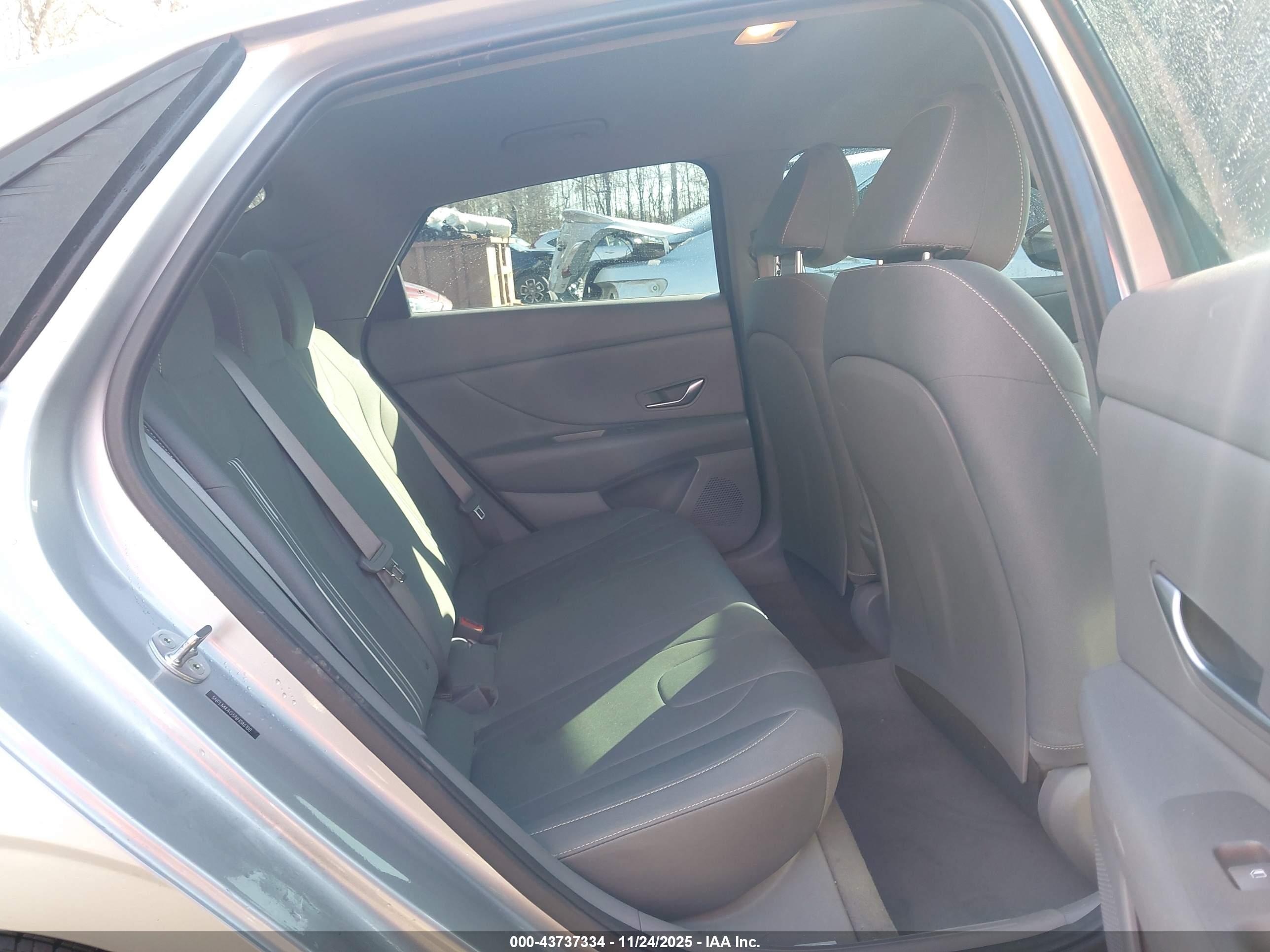 HYUNDAI ELANTRA image 8