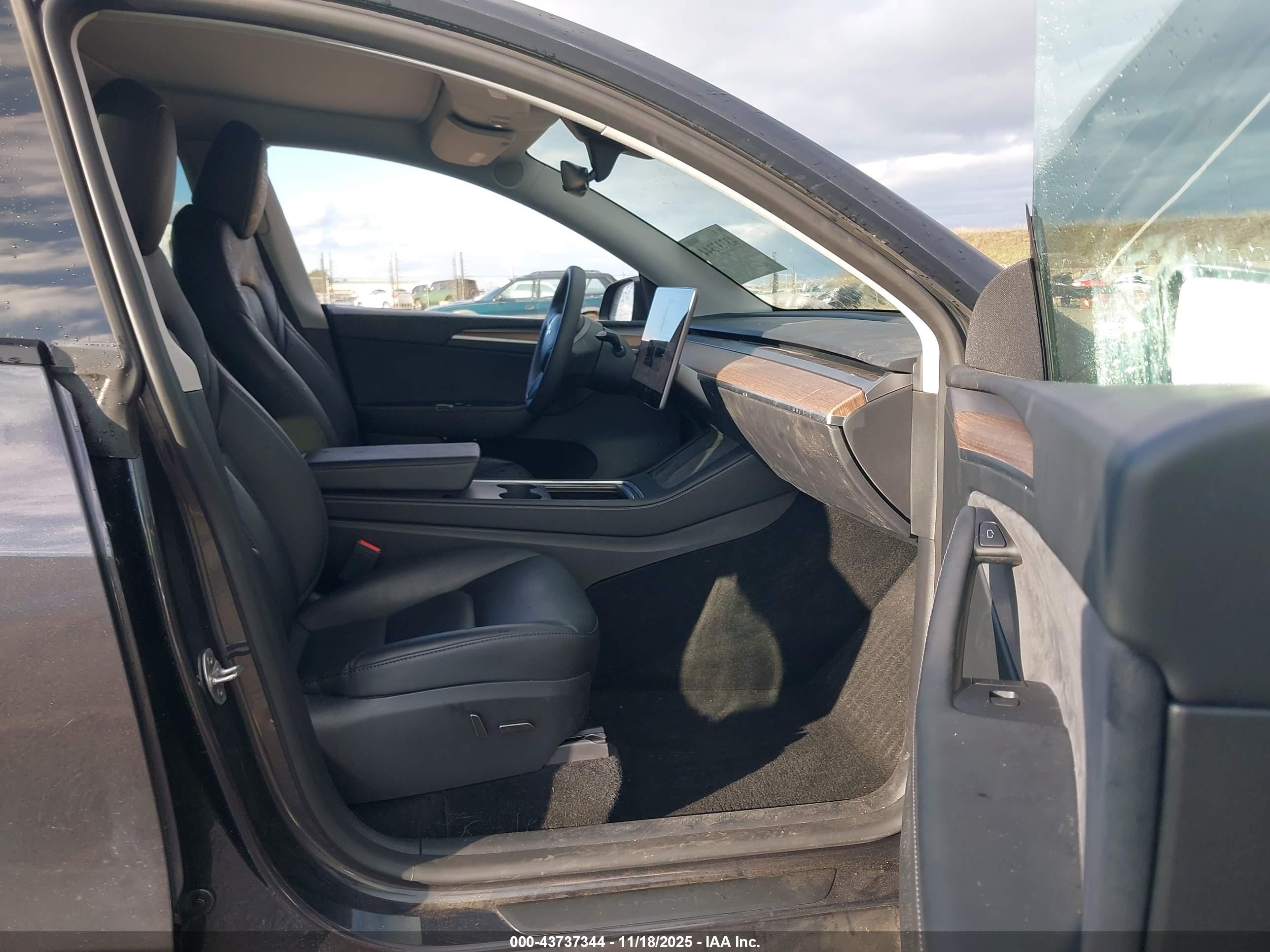 TESLA MODEL image 5