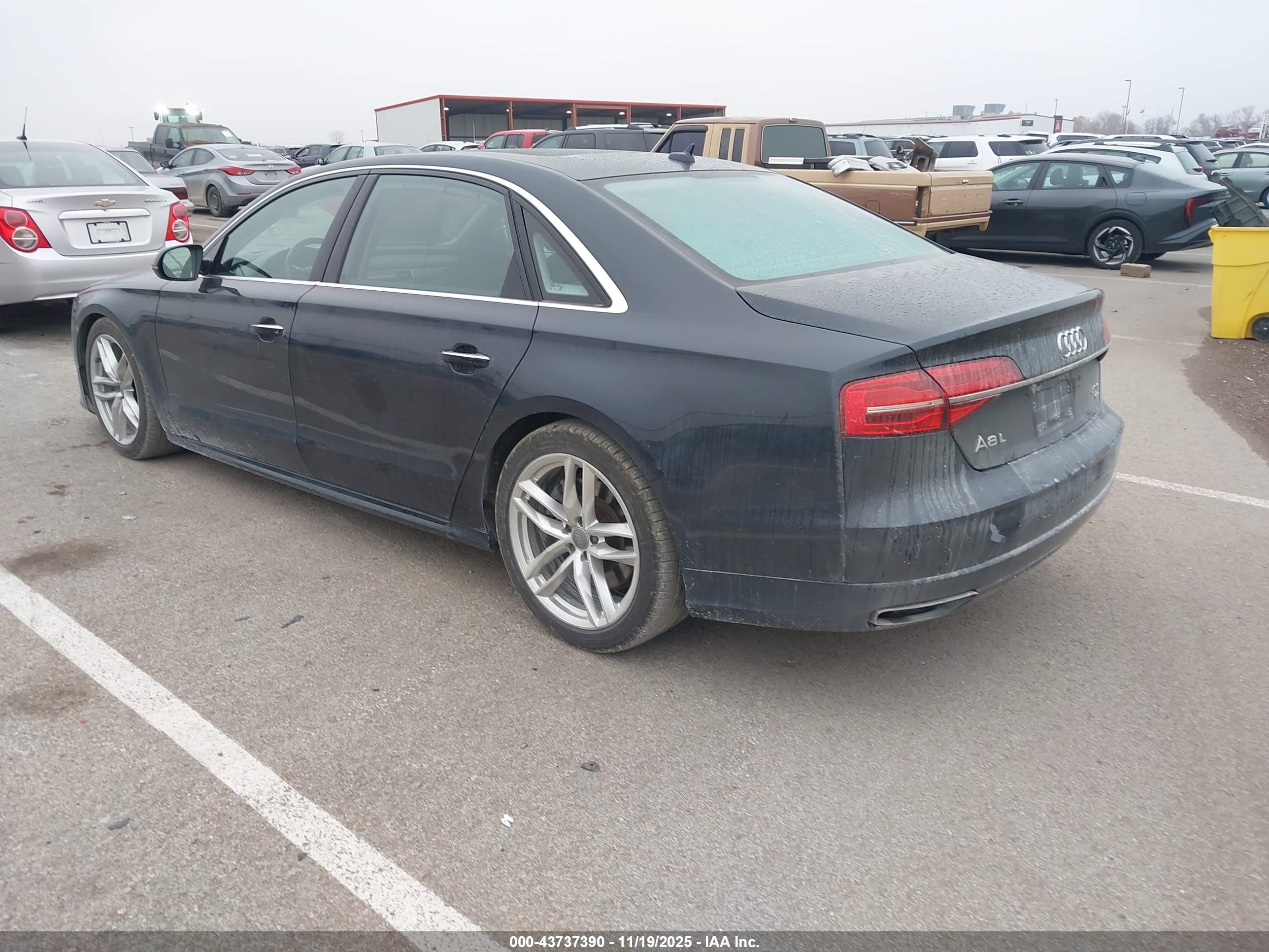 AUDI A8 image 3