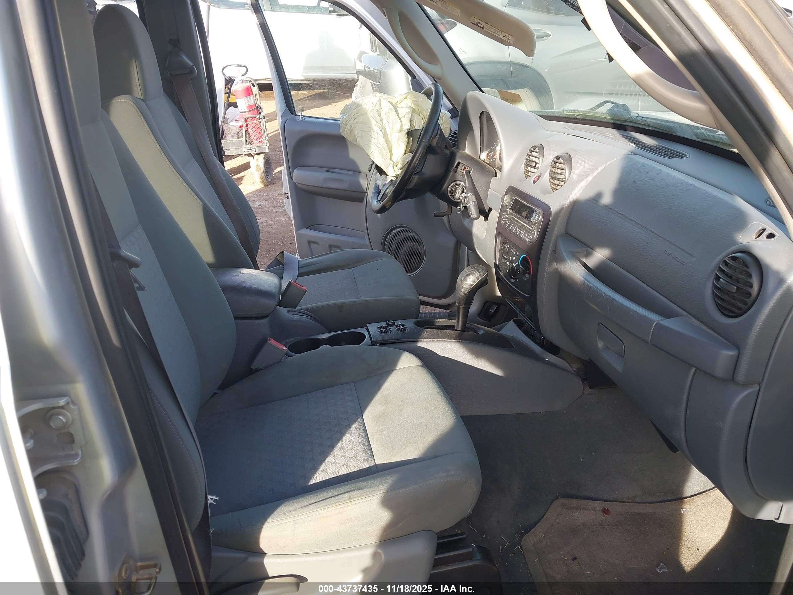 JEEP LIBERTY image 5