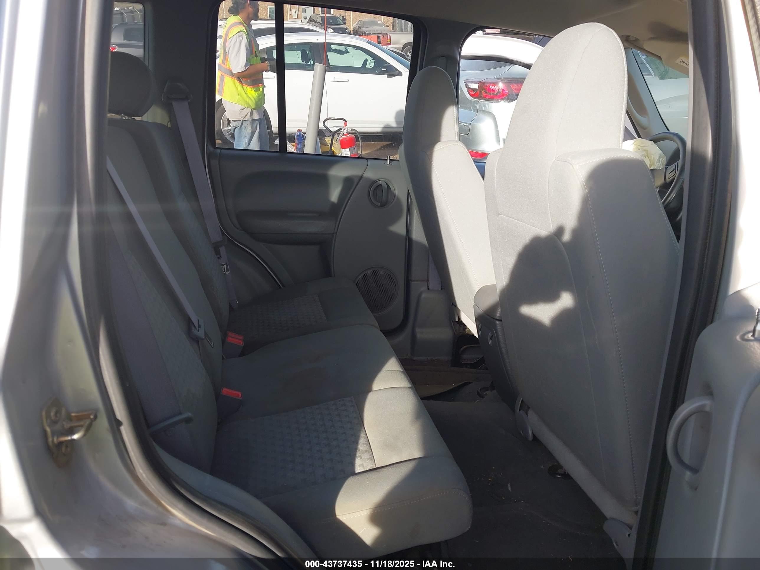 JEEP LIBERTY image 8