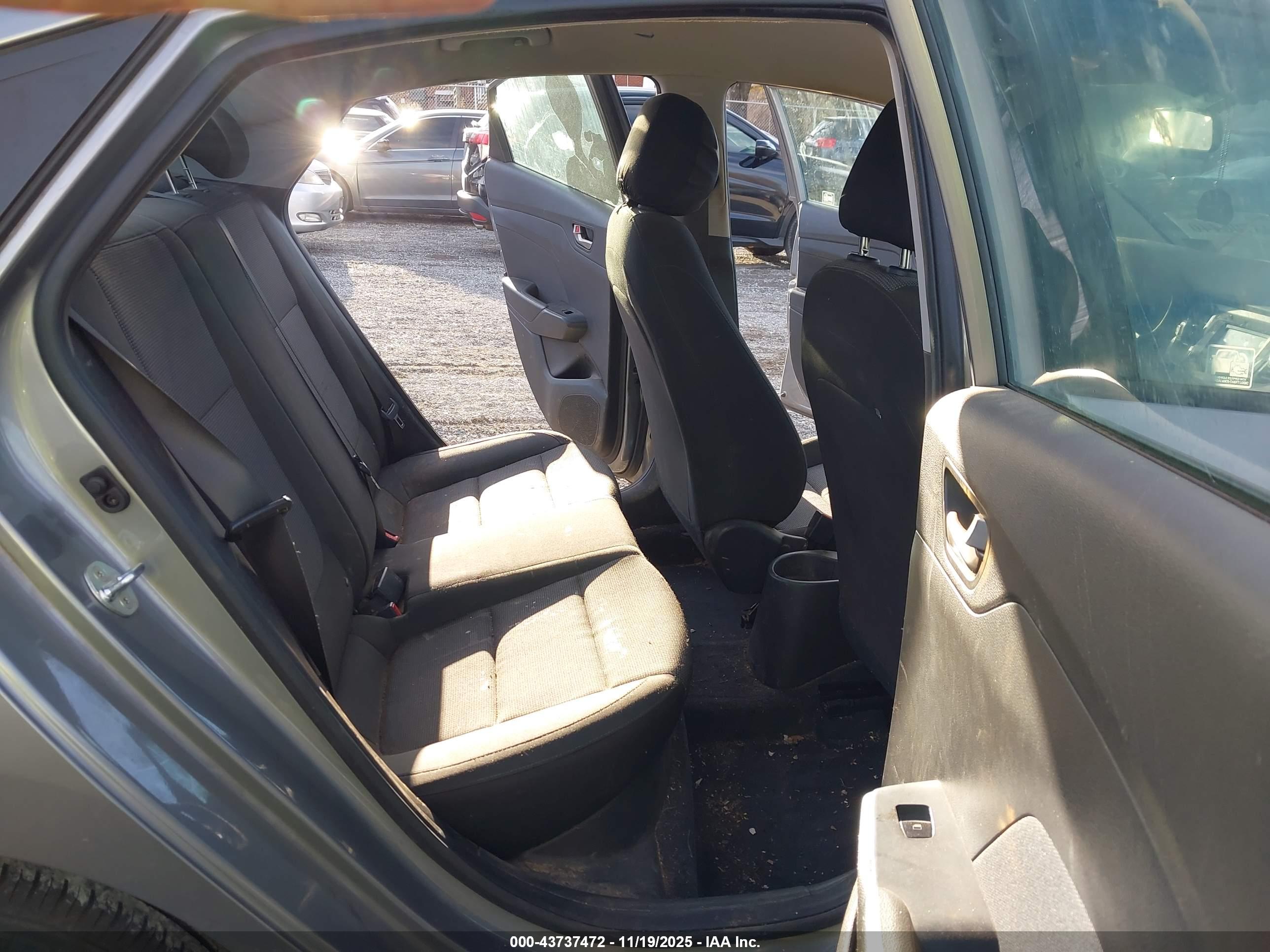 HYUNDAI ACCENT image 8