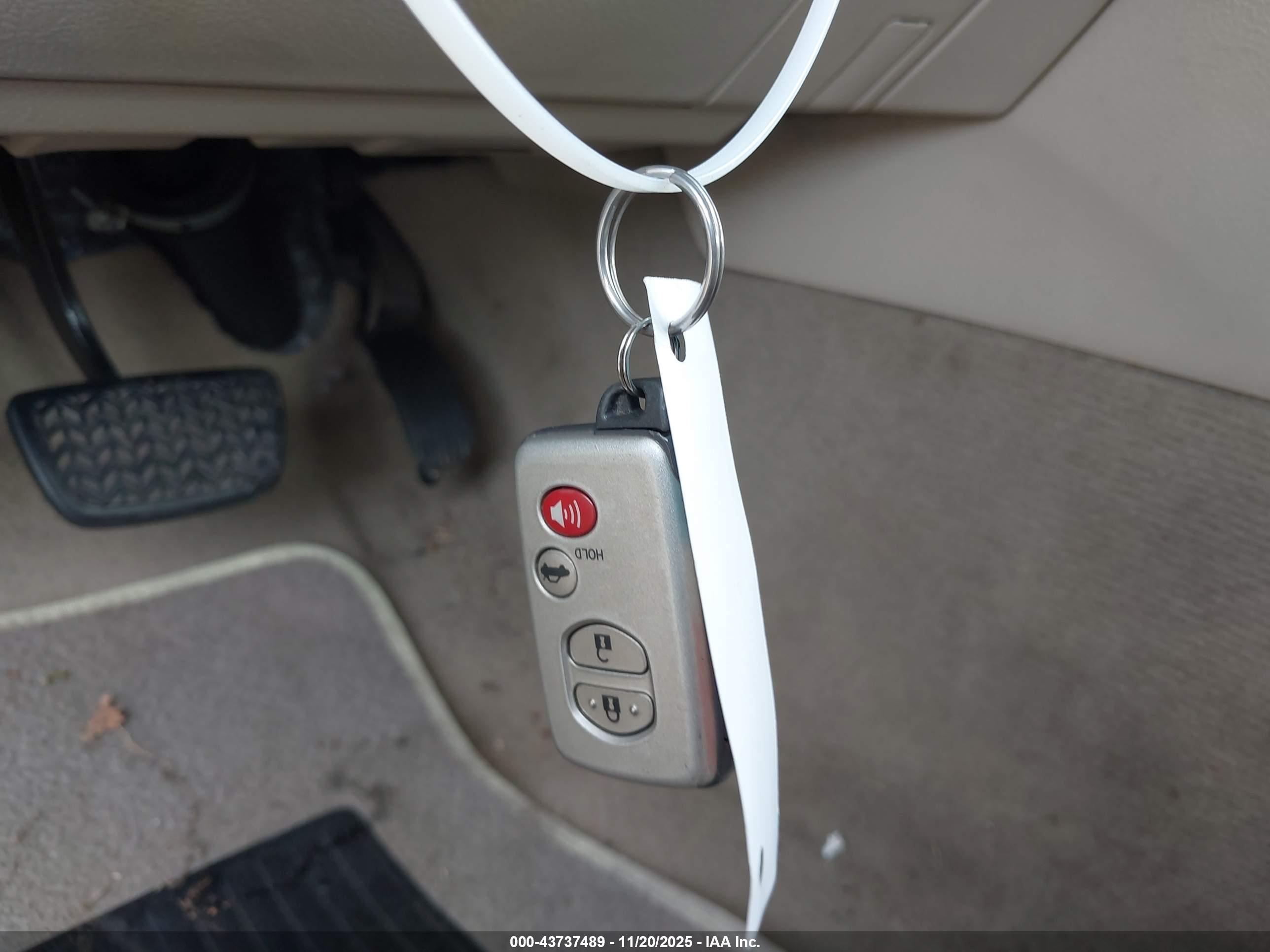TOYOTA AVALON image 11